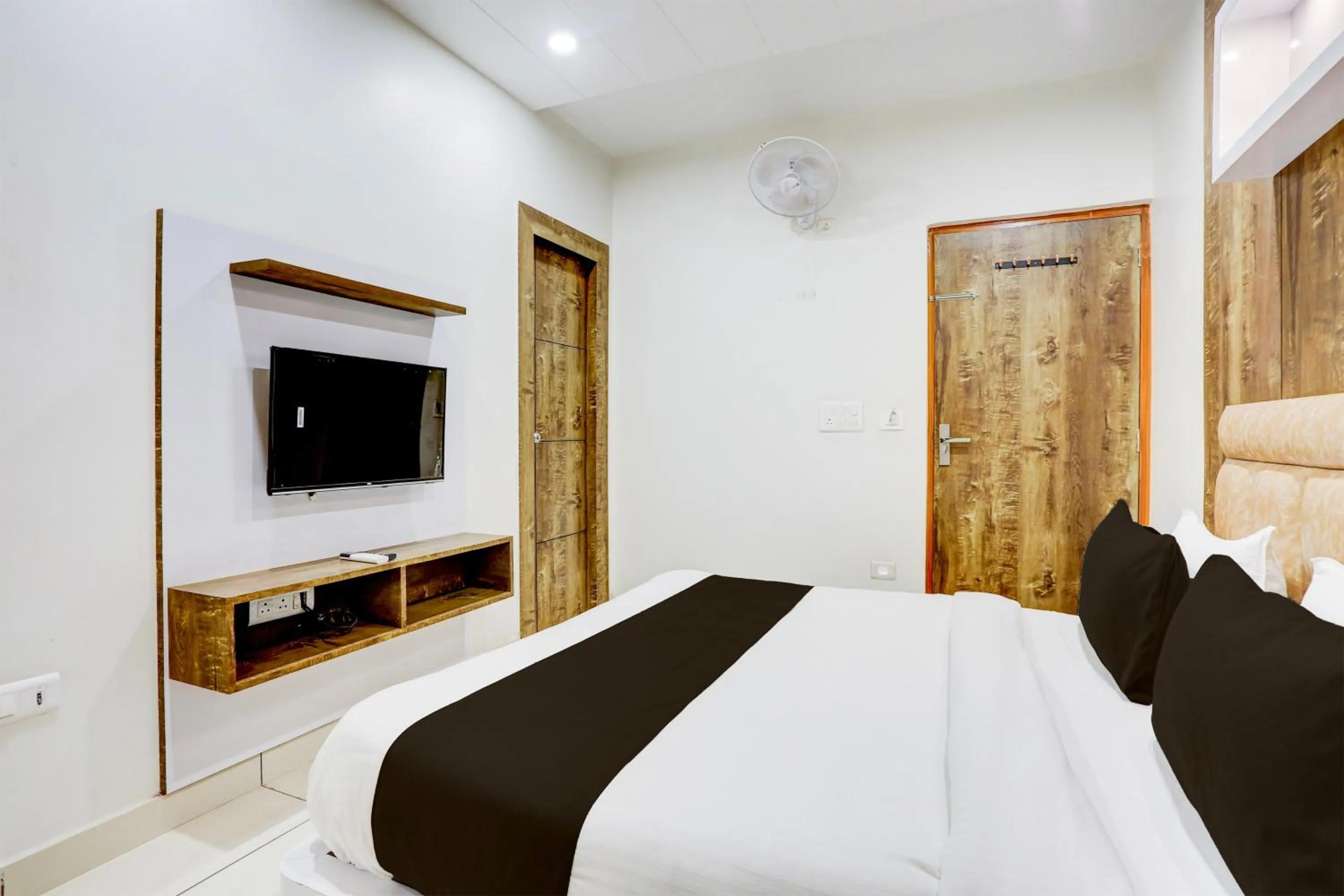 Bedroom, Bed in Super Townhouse Model Town Rohtak Formerly Hotel Tathastu