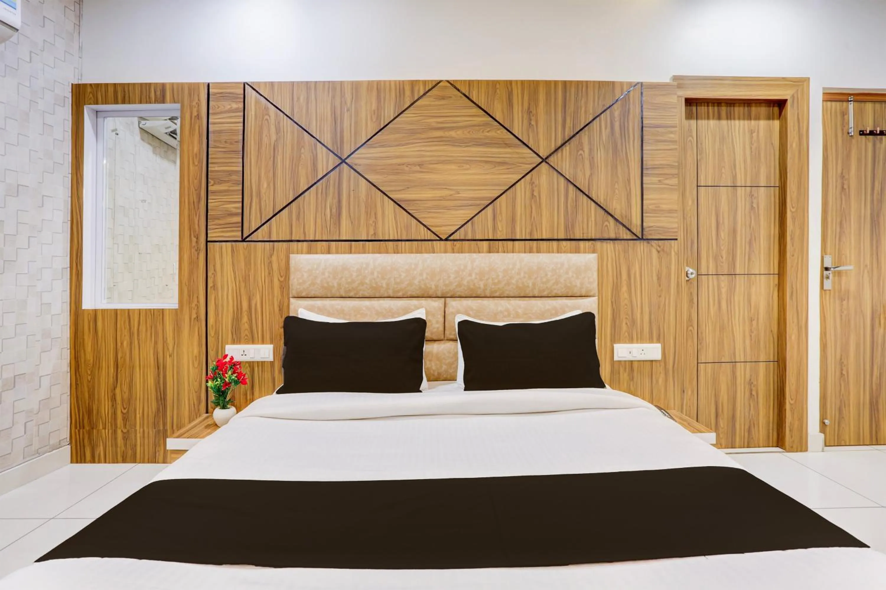 Bedroom, Bed in Super Townhouse Model Town Rohtak Formerly Hotel Tathastu