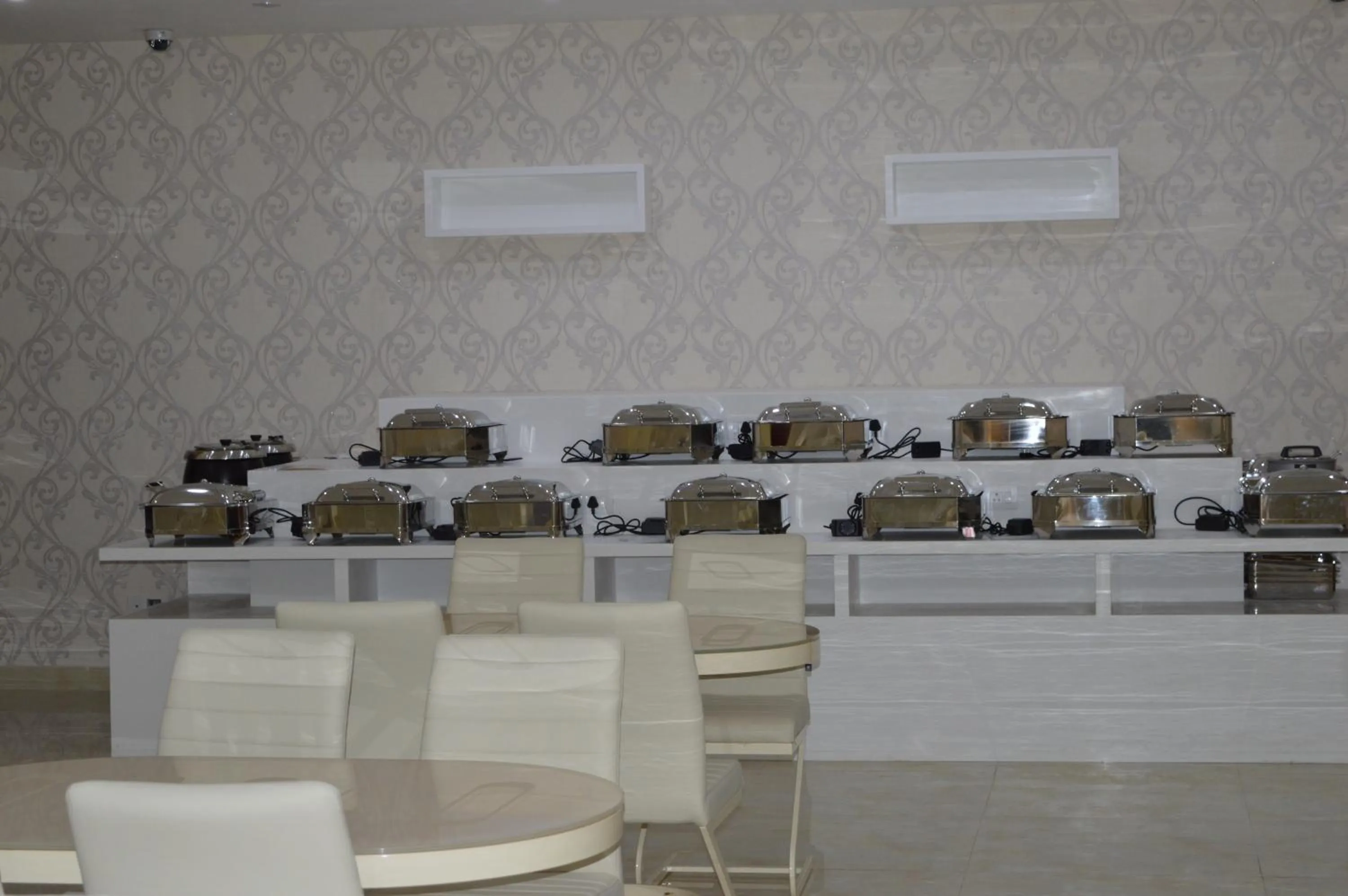 Restaurant/places to eat in Hotel Diamonds Pearl