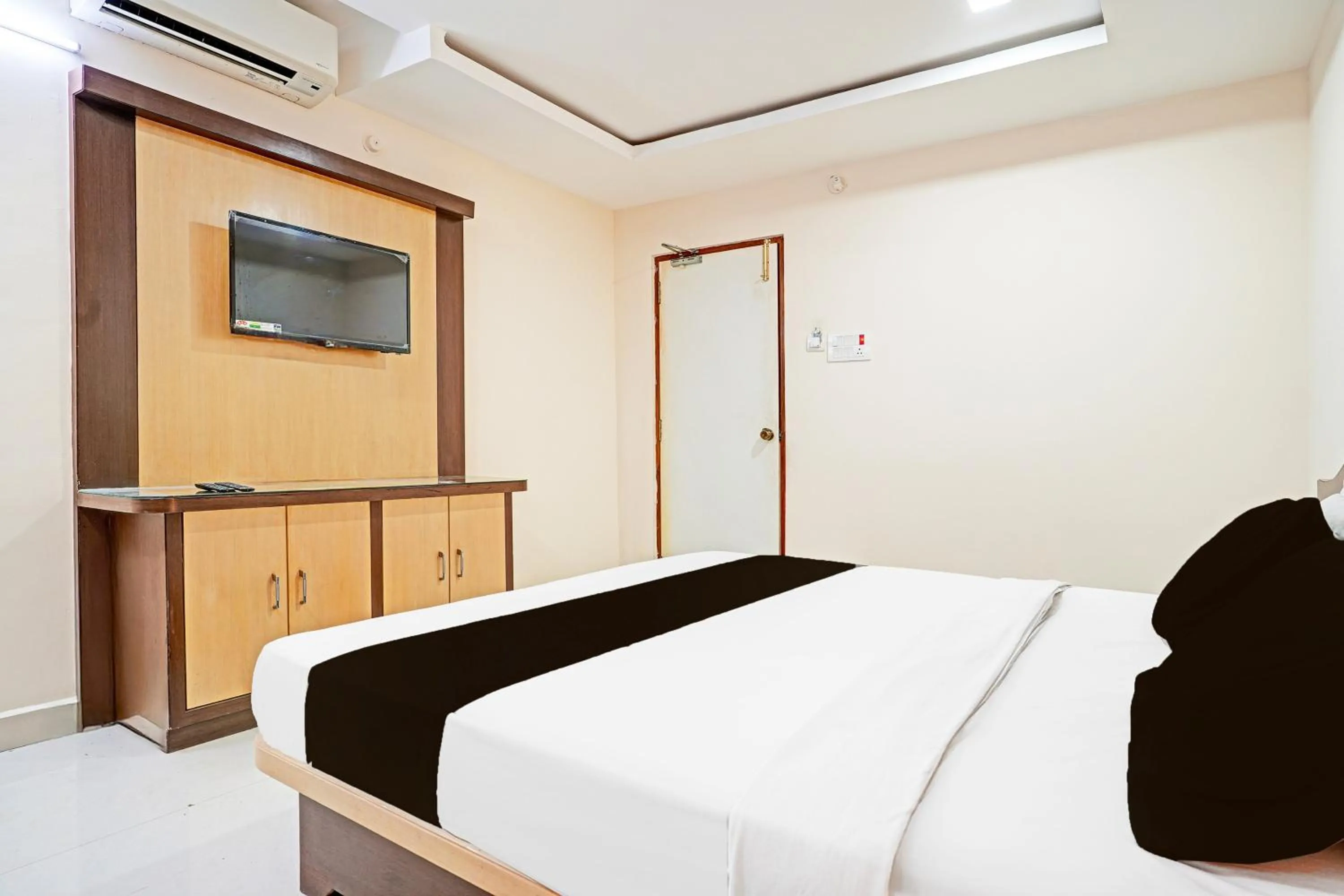 Bedroom, Bed in Hotel O Anantapur