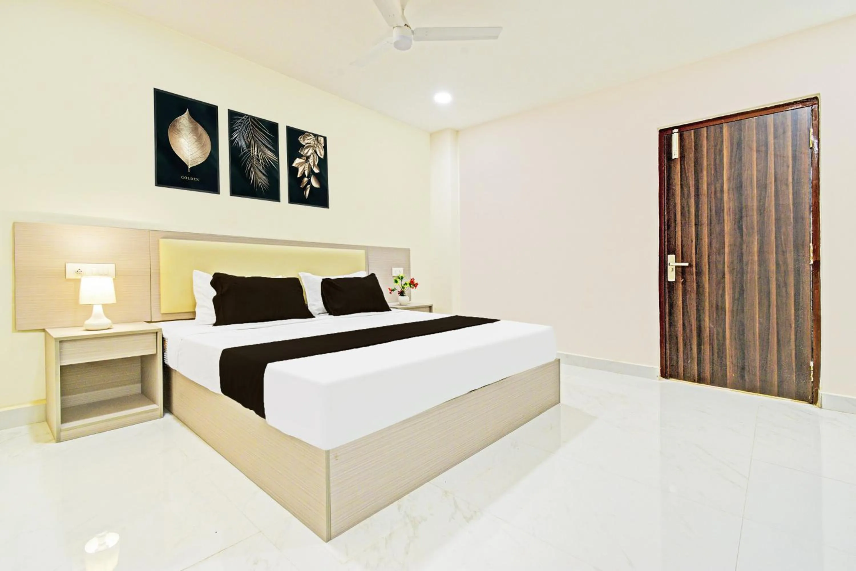 Bedroom, Bed in Super Collection O Sanath Nagar Near Railway Station