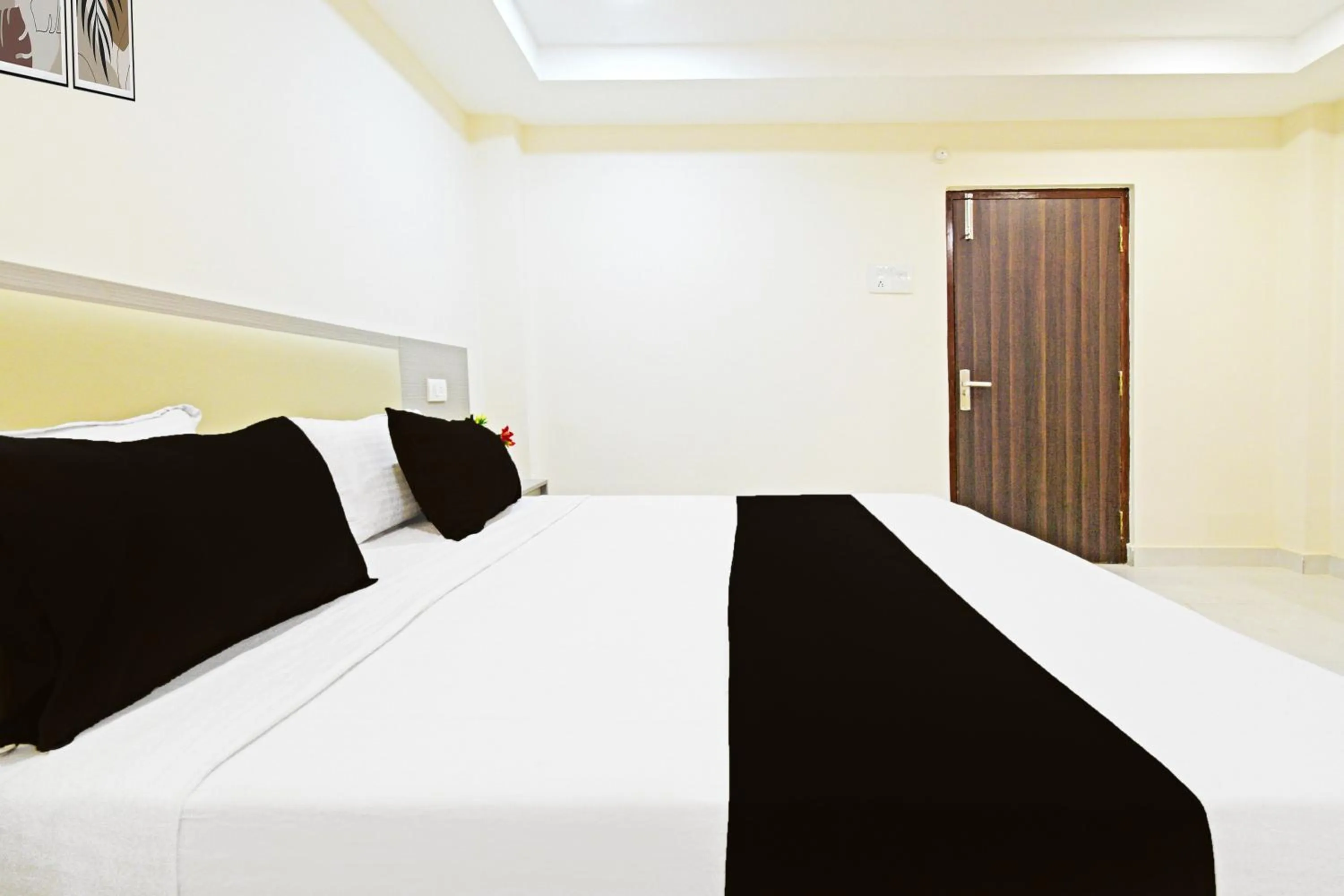 Bedroom, Bed in Super Collection O Sanath Nagar Near Railway Station