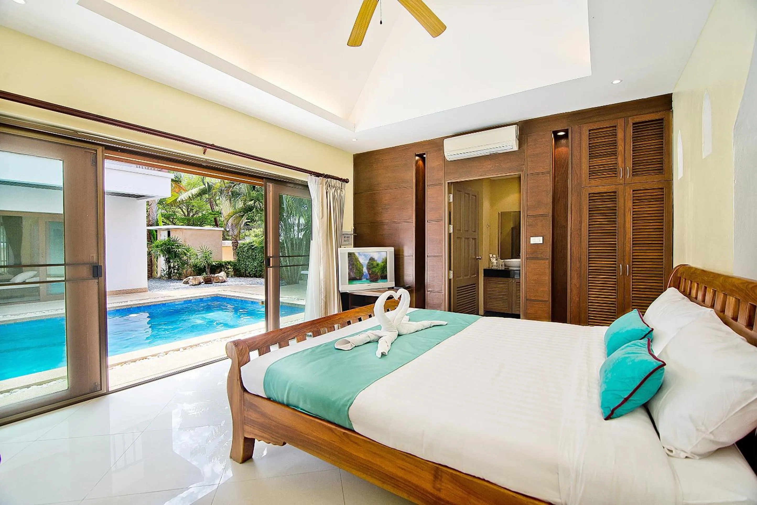 Bedroom, Bed in Tropicana Pool Villa