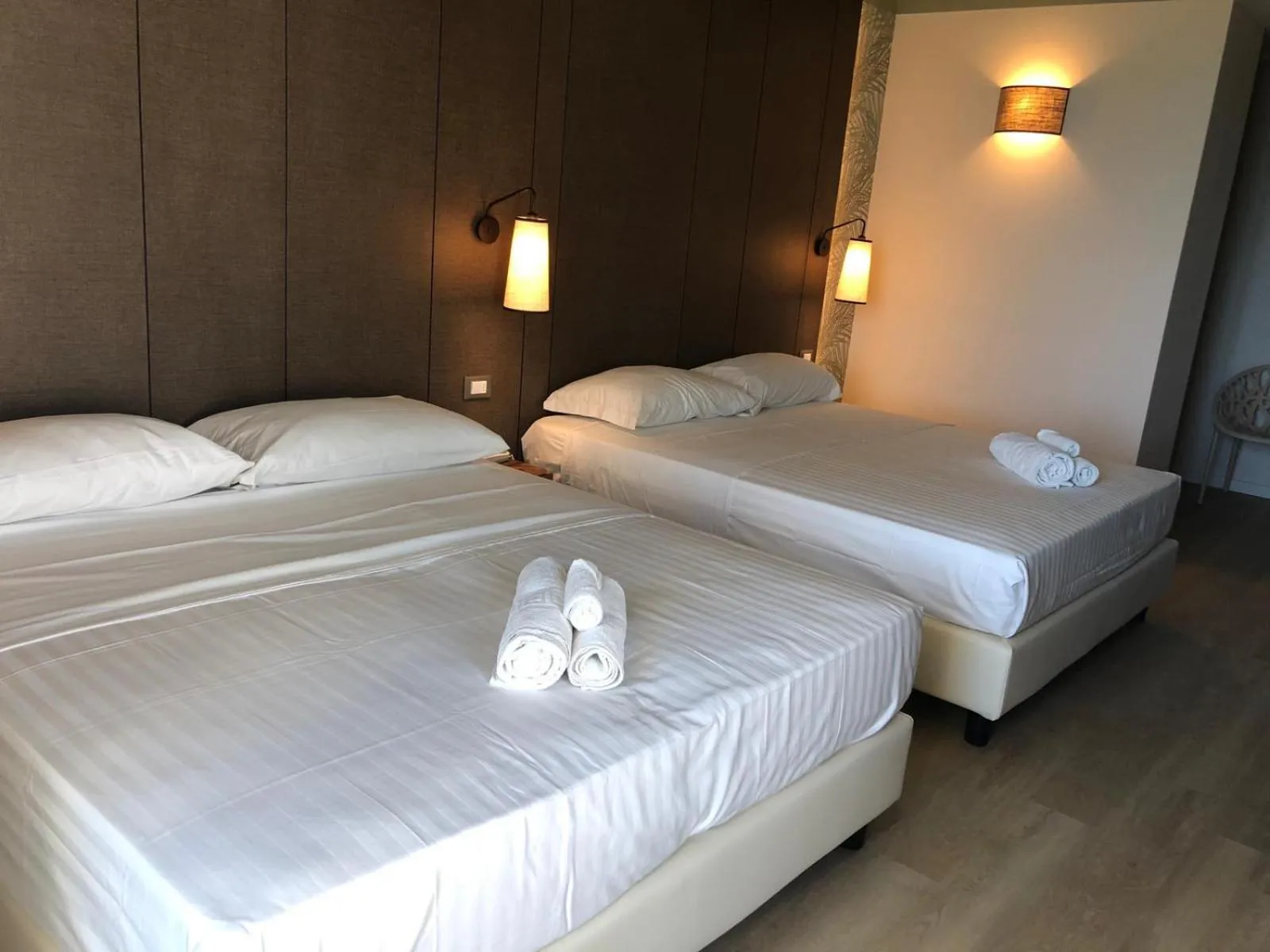 Photo of the whole room, Bed in Hotel Life