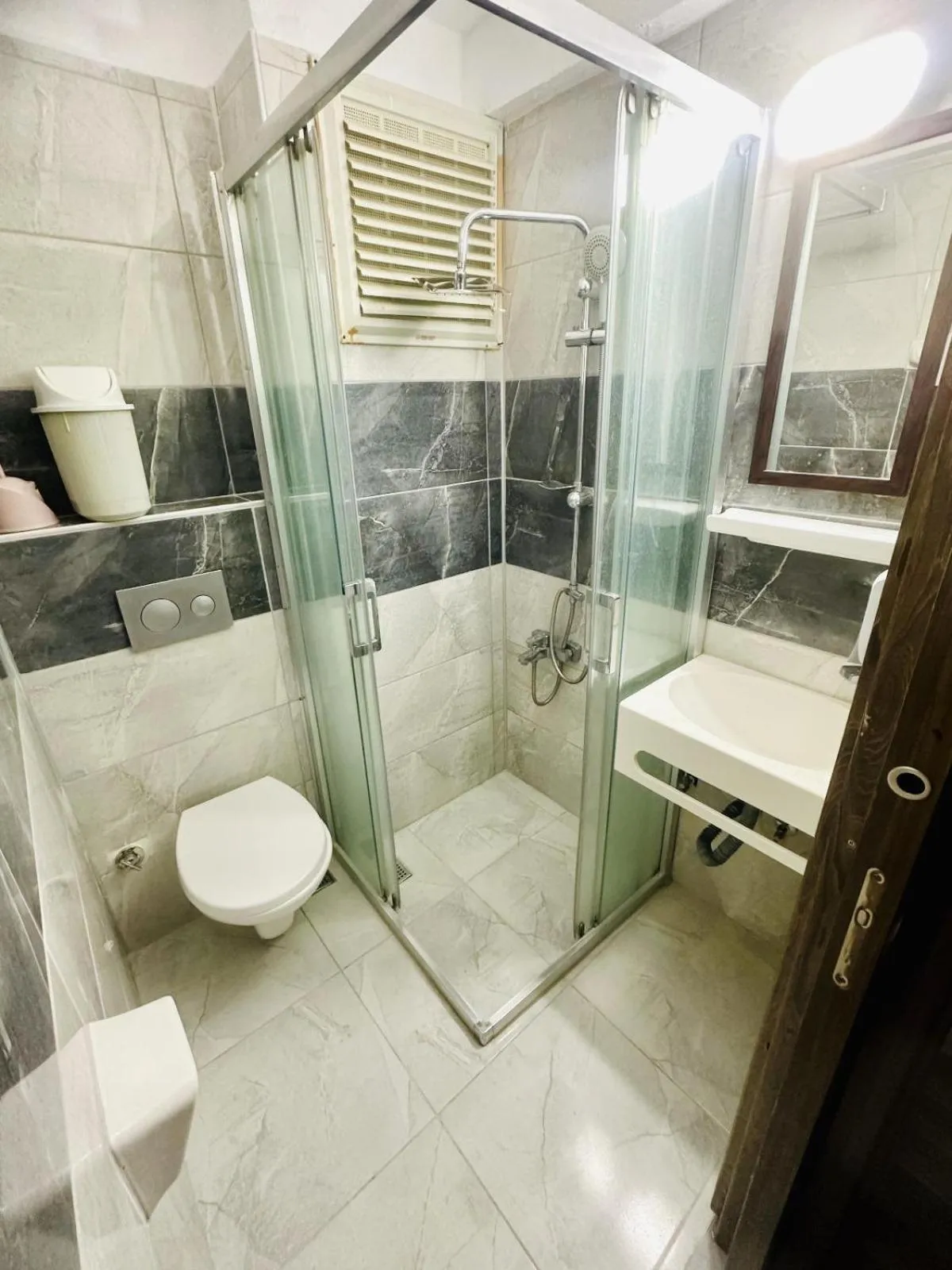 Shower in Yıldırım Otel