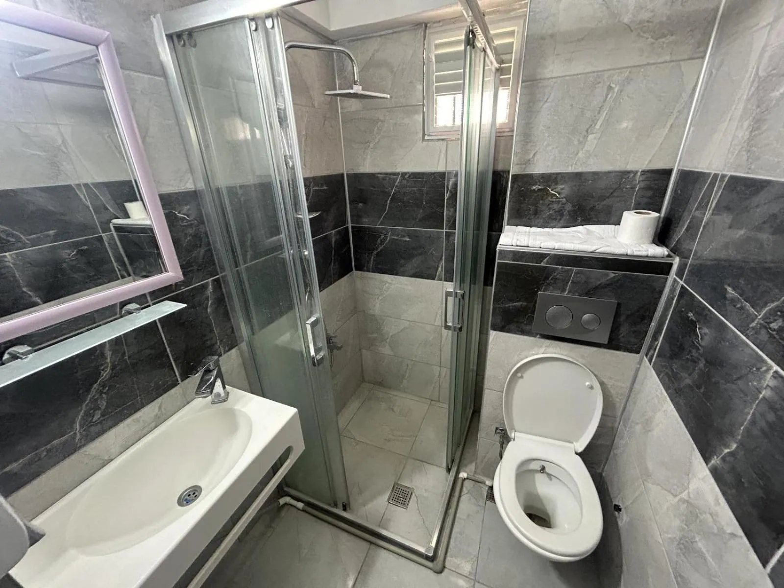 Shower in Yıldırım Otel