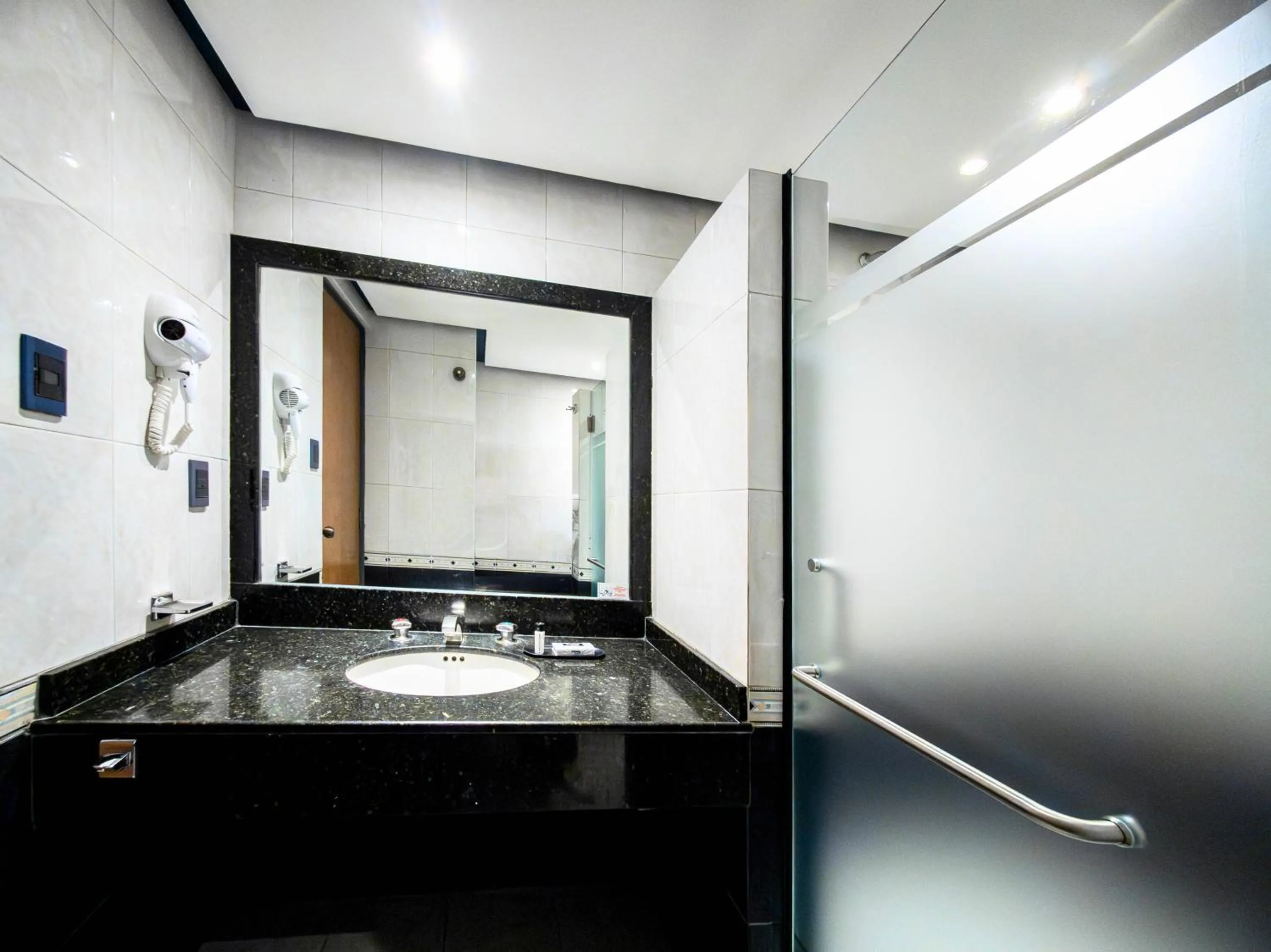 Shower in Hotel Torremolinos Vallejo Ciudad de Mexico