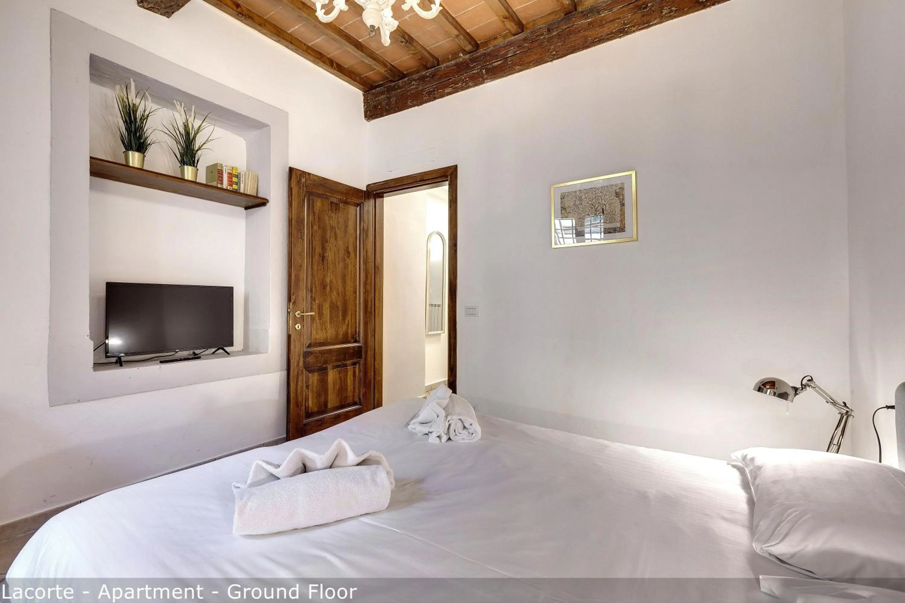 Bedroom, Bed in Palazzuolo Tower Apartments by Mamo Florence