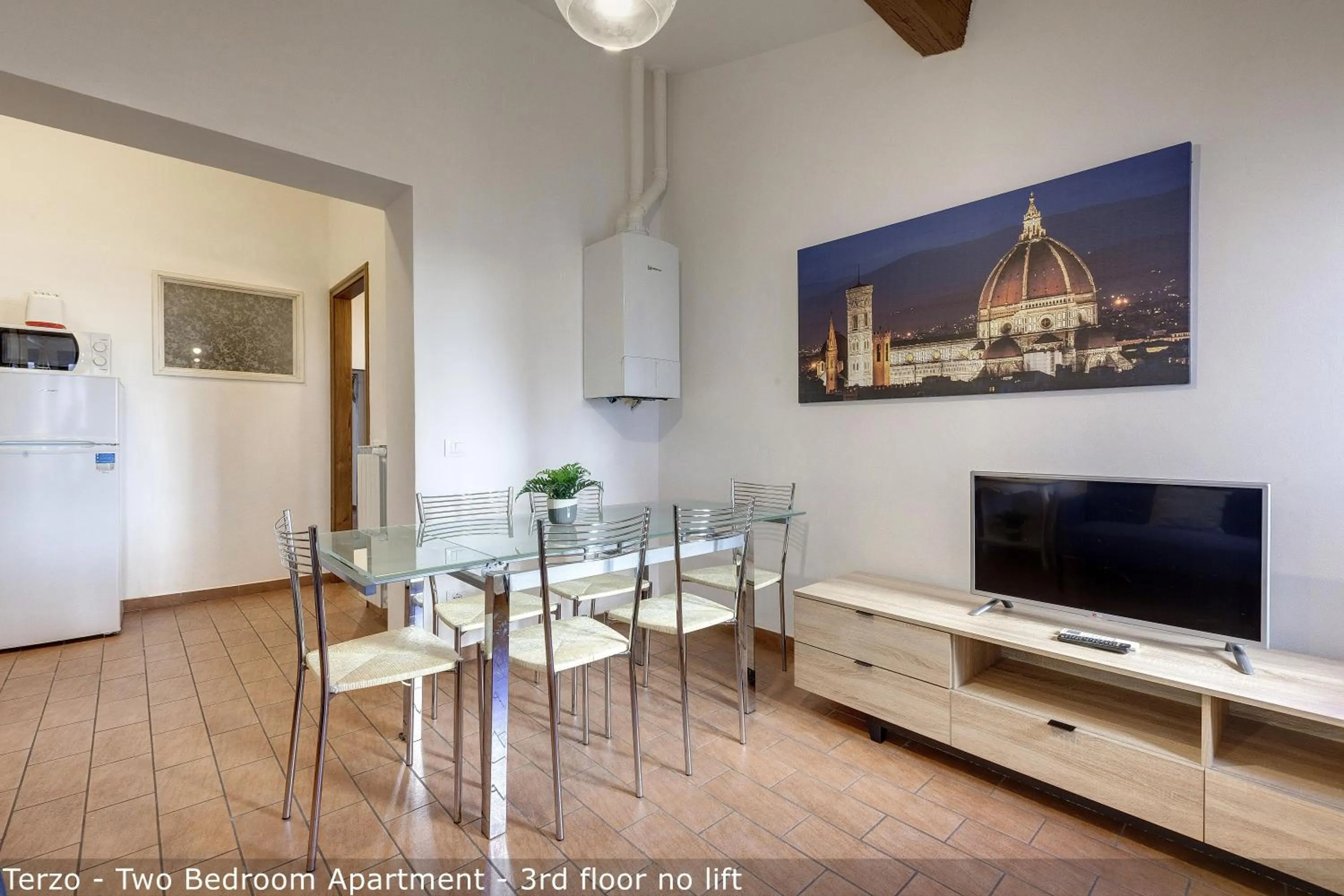 Dining area in Palazzuolo Tower Apartments by Mamo Florence