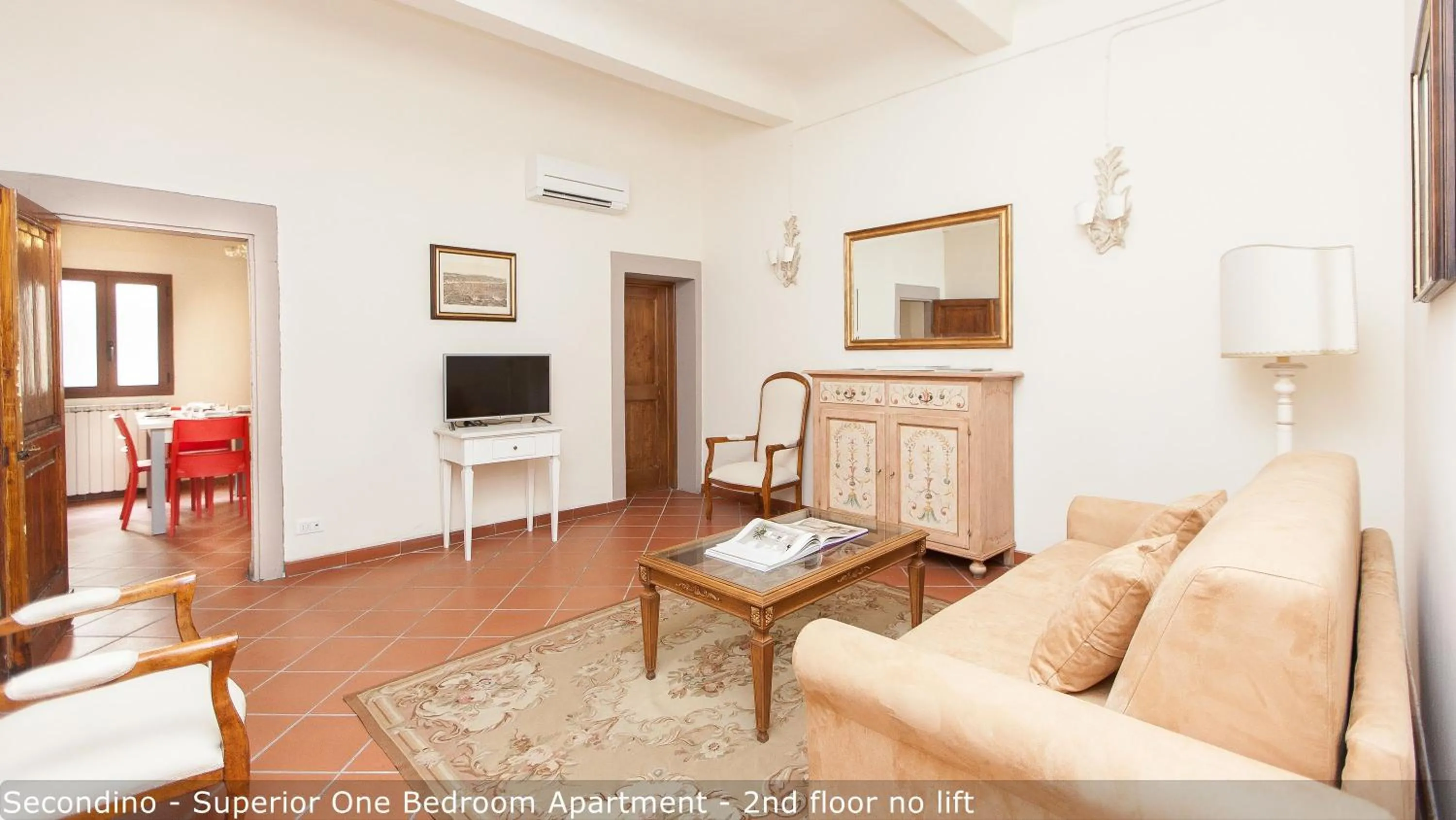 Living room in Palazzuolo Tower Apartments by Mamo Florence