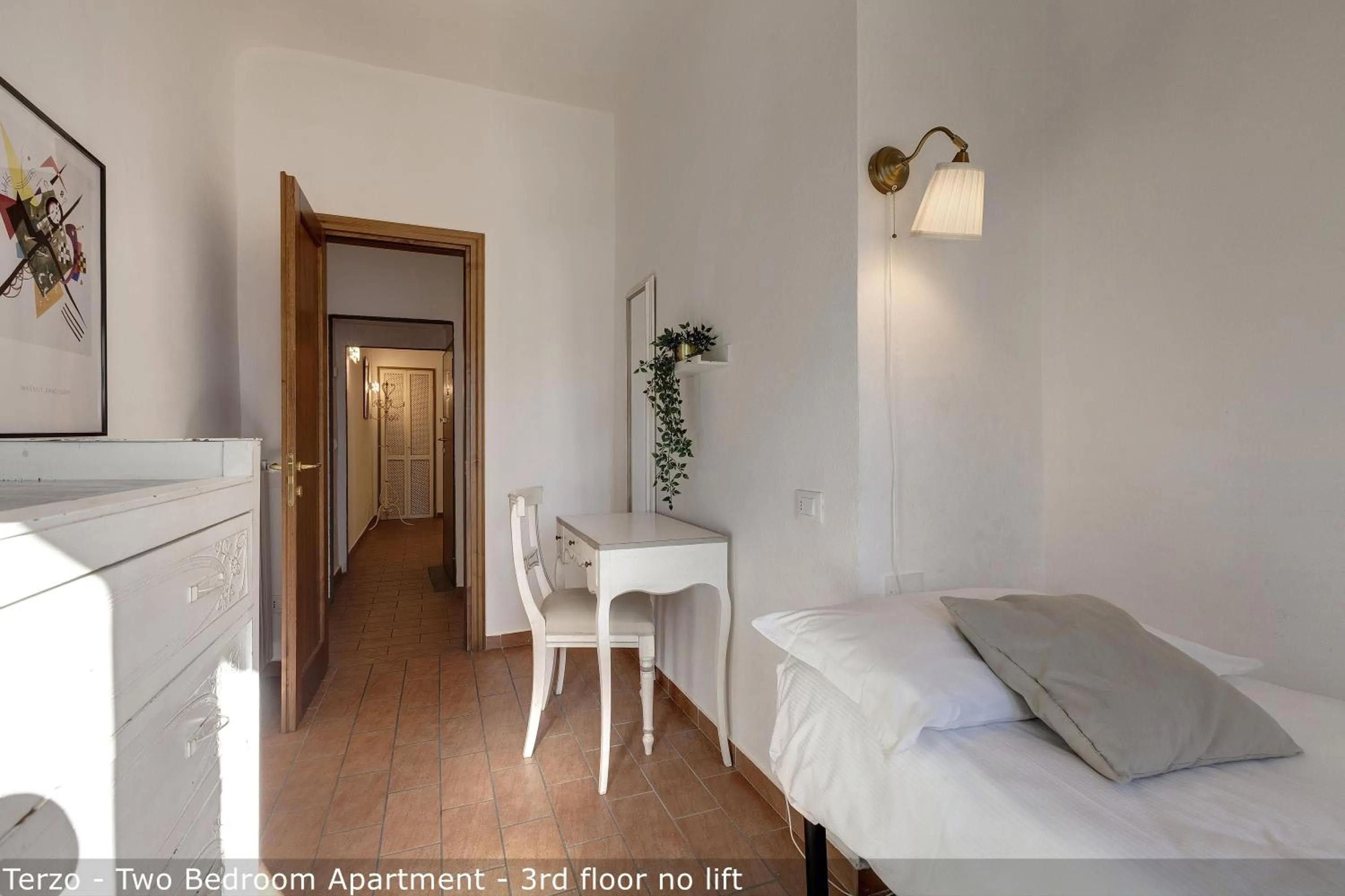 Bedroom, Bed in Palazzuolo Tower Apartments by Mamo Florence