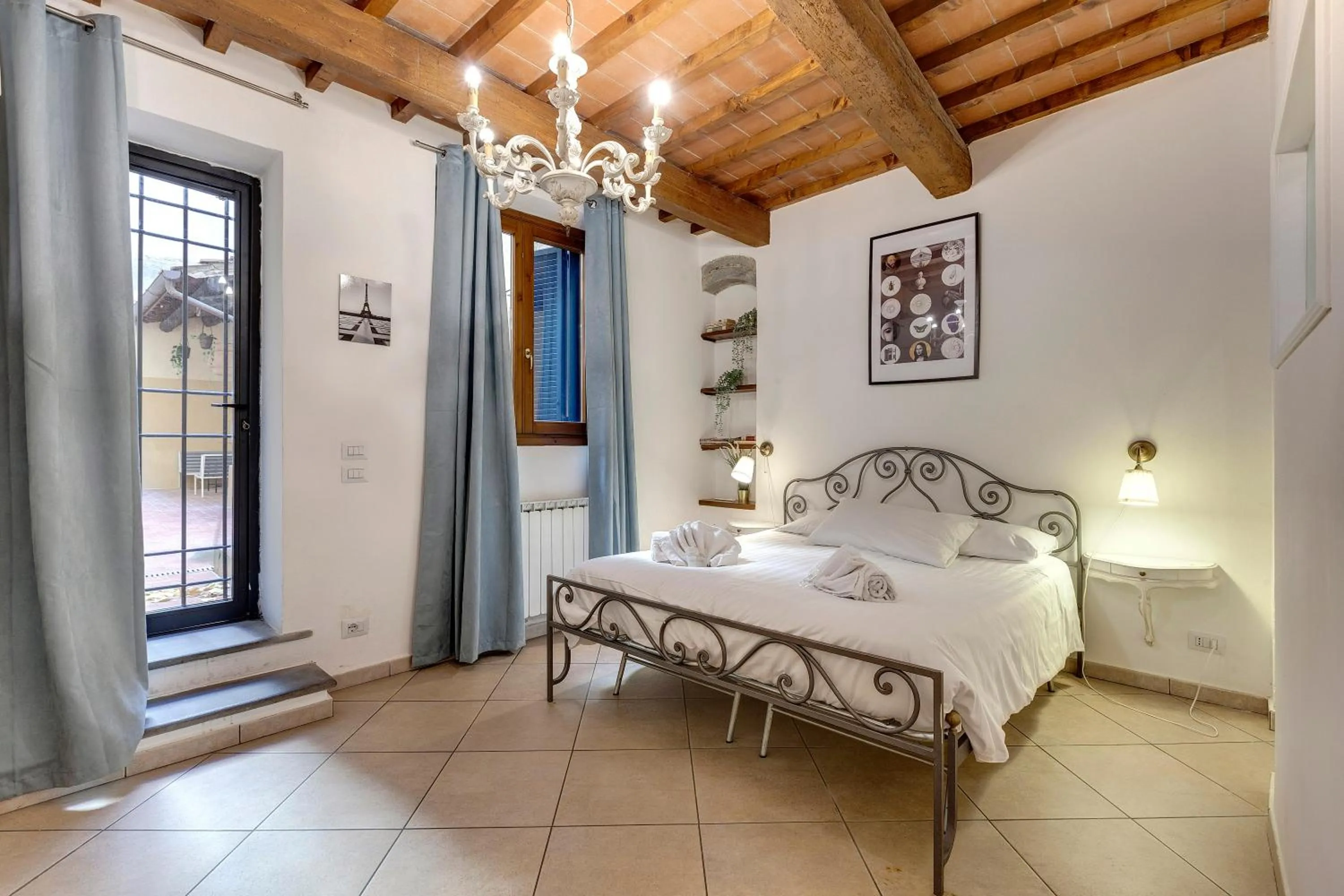 Bedroom, Bed in Palazzuolo Tower Apartments by Mamo Florence