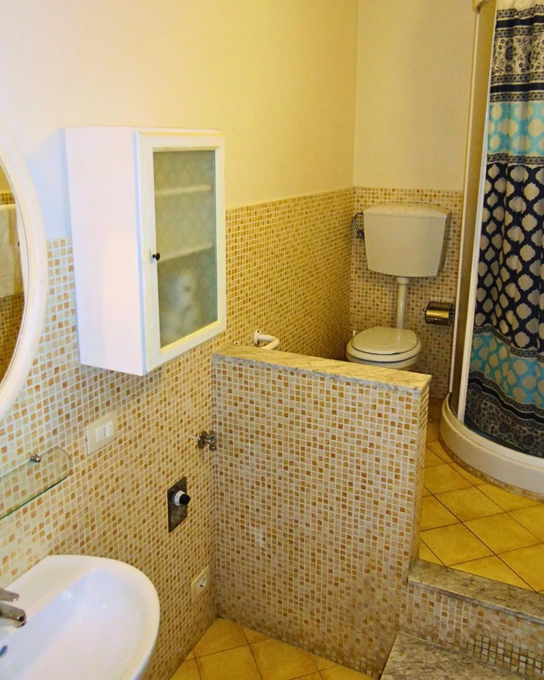 Bathroom in Palazzuolo Tower Apartments by Mamo Florence