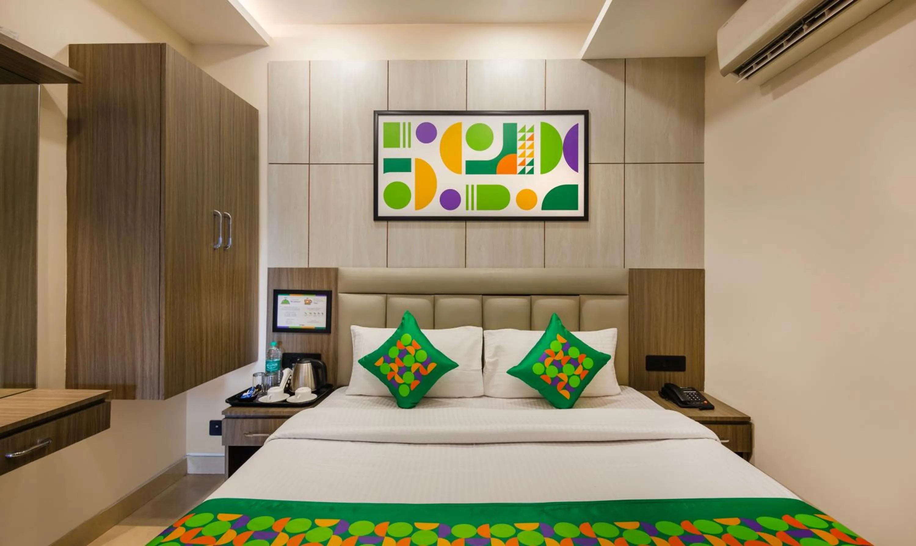 Bedroom, Bed in Treebo Bombay Palace