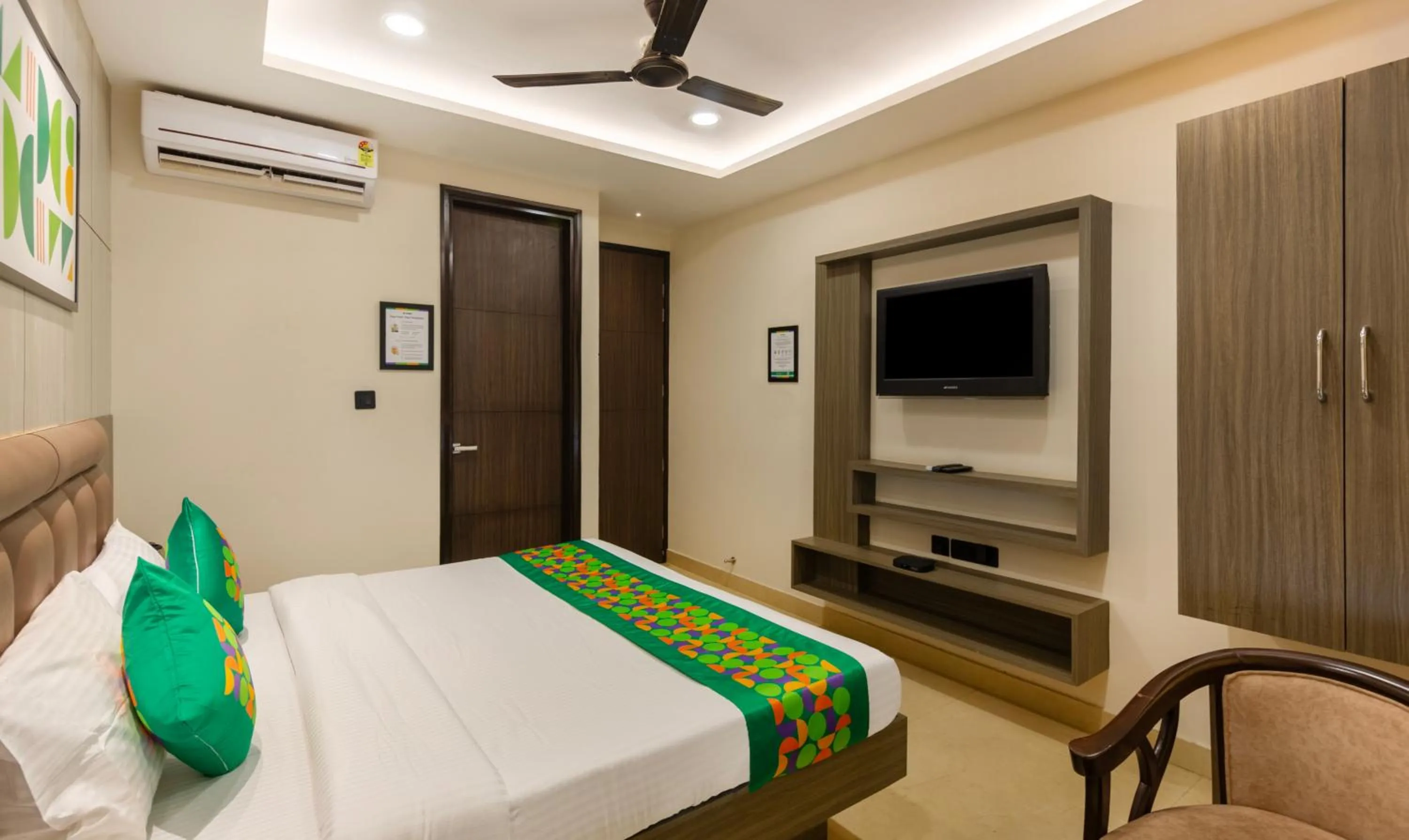 Bedroom, Bed in Treebo Bombay Palace