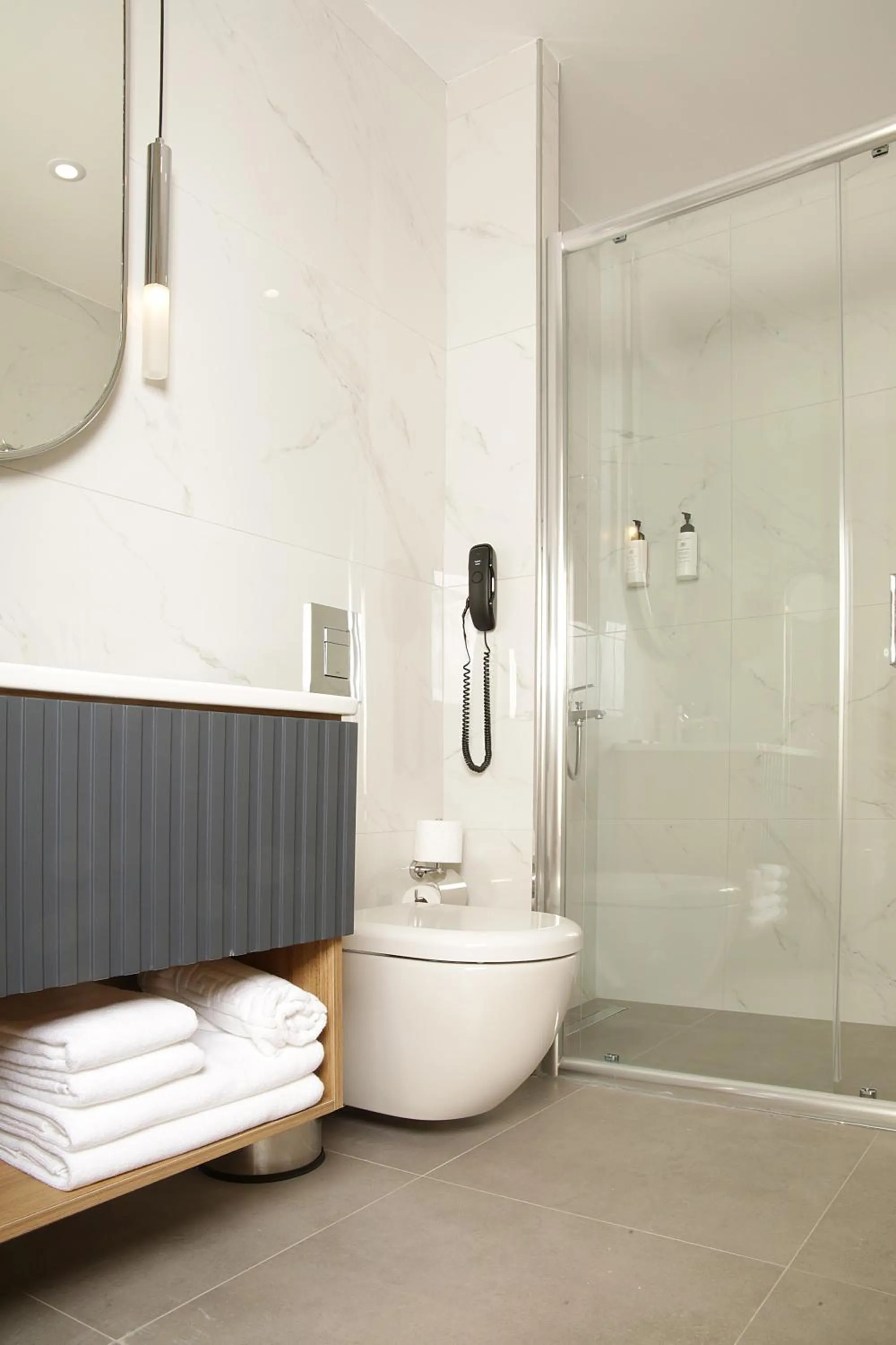 Shower in Tress Hotel