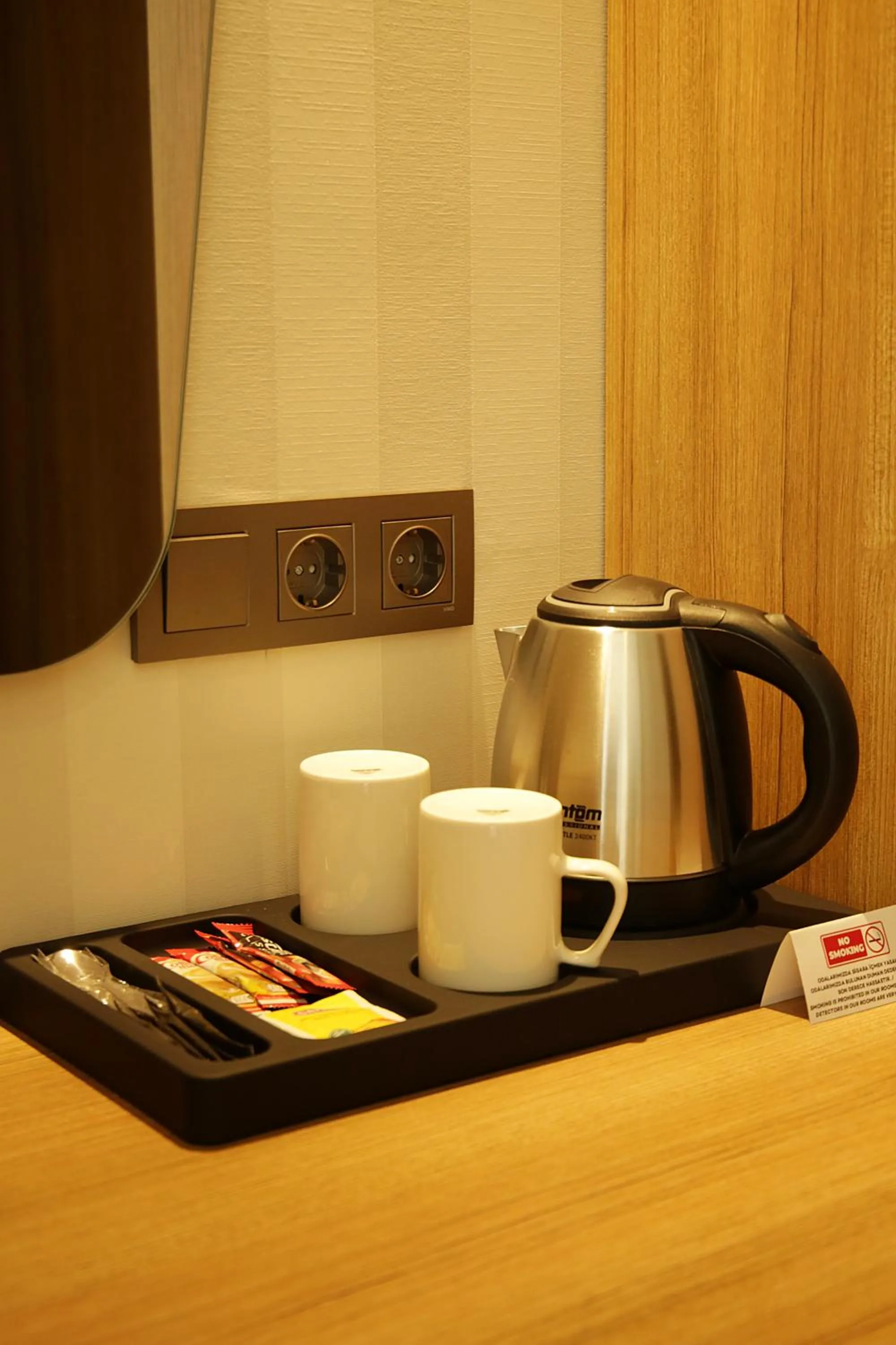 Coffee/tea facilities in Tress Hotel