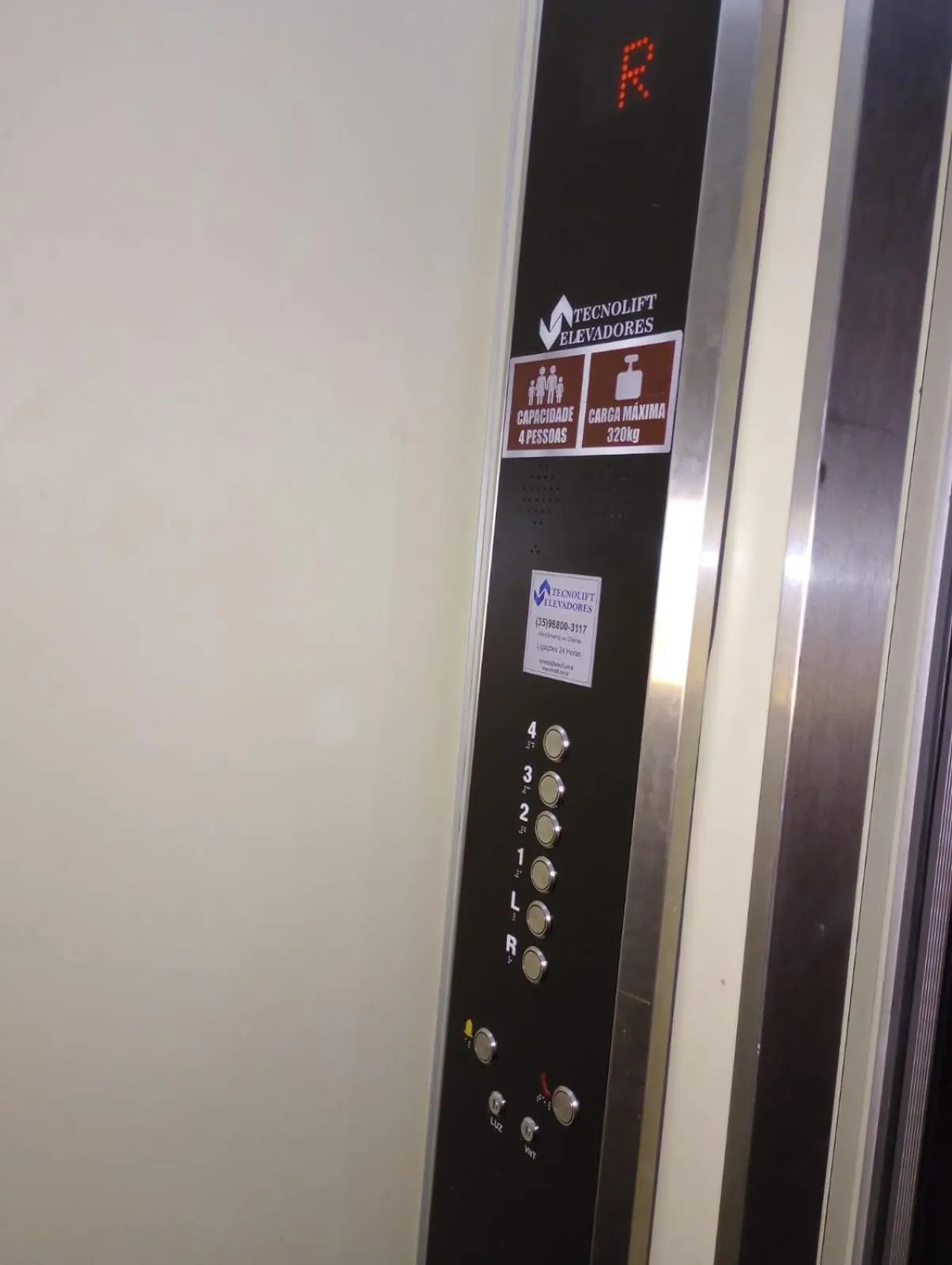 elevator in Calabreza Hotel e Restaurante