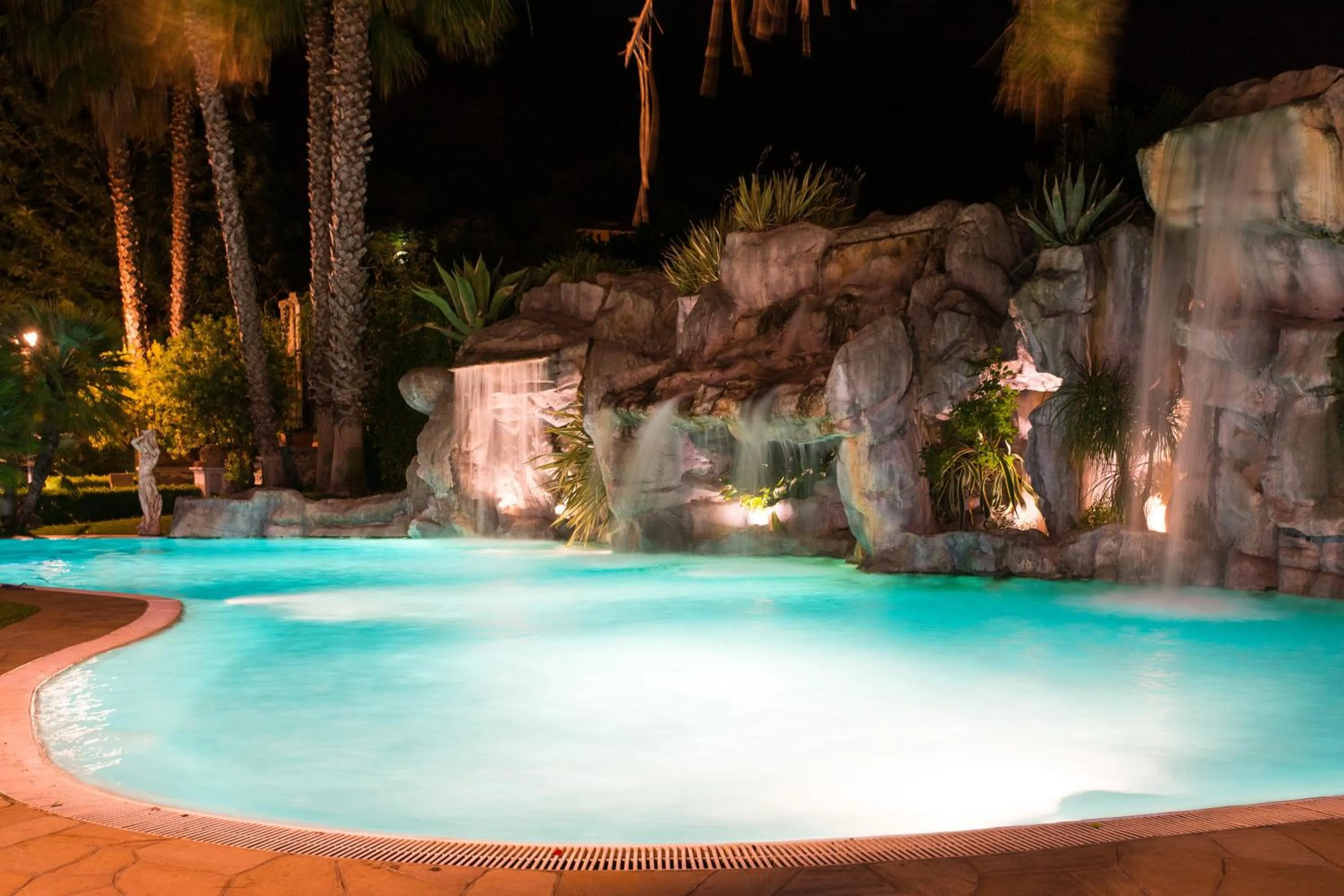 Swimming pool in Hotel Villa Albani