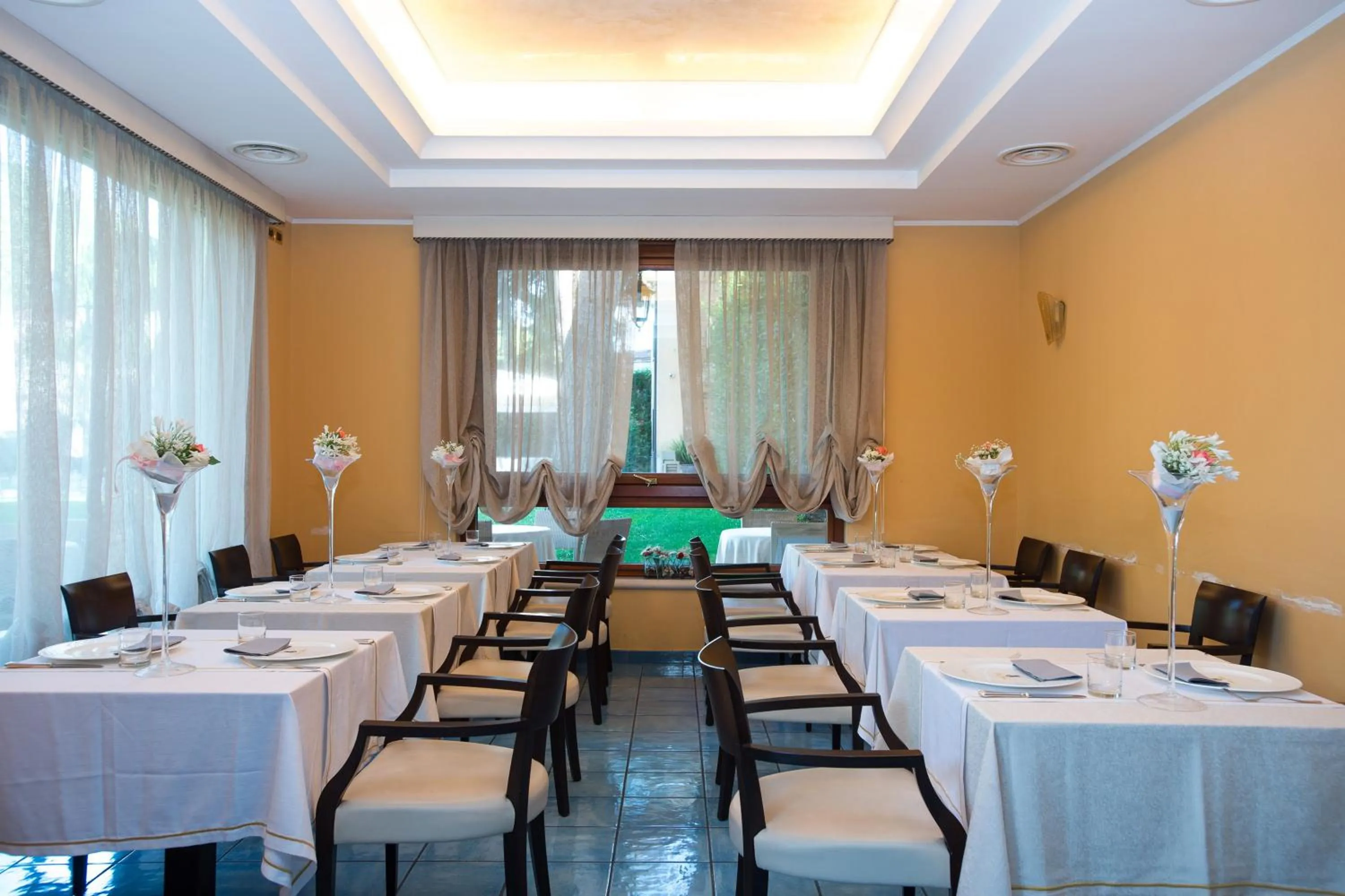 Restaurant/places to eat in Hotel Villa Albani