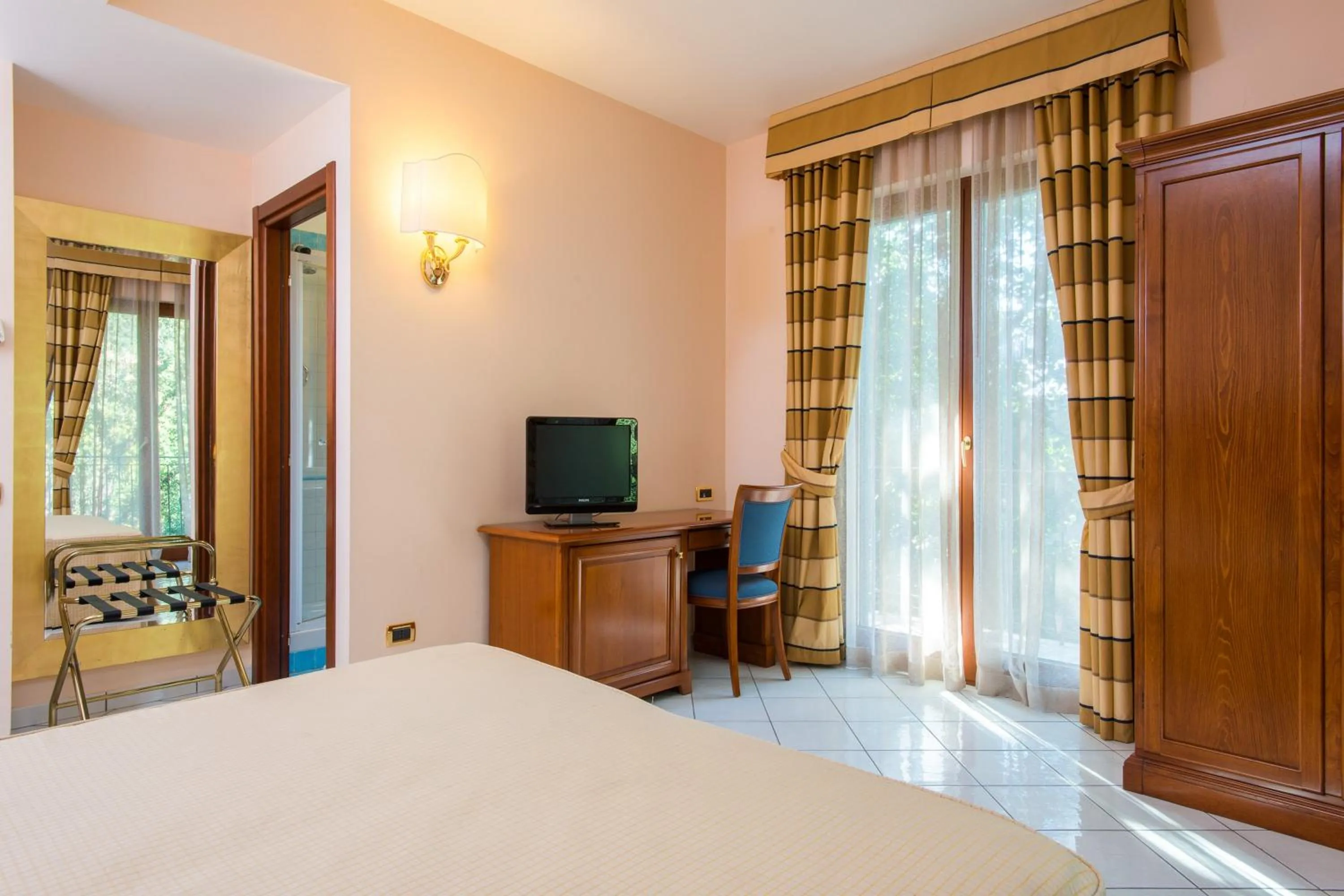 TV and multimedia in Hotel Villa Albani