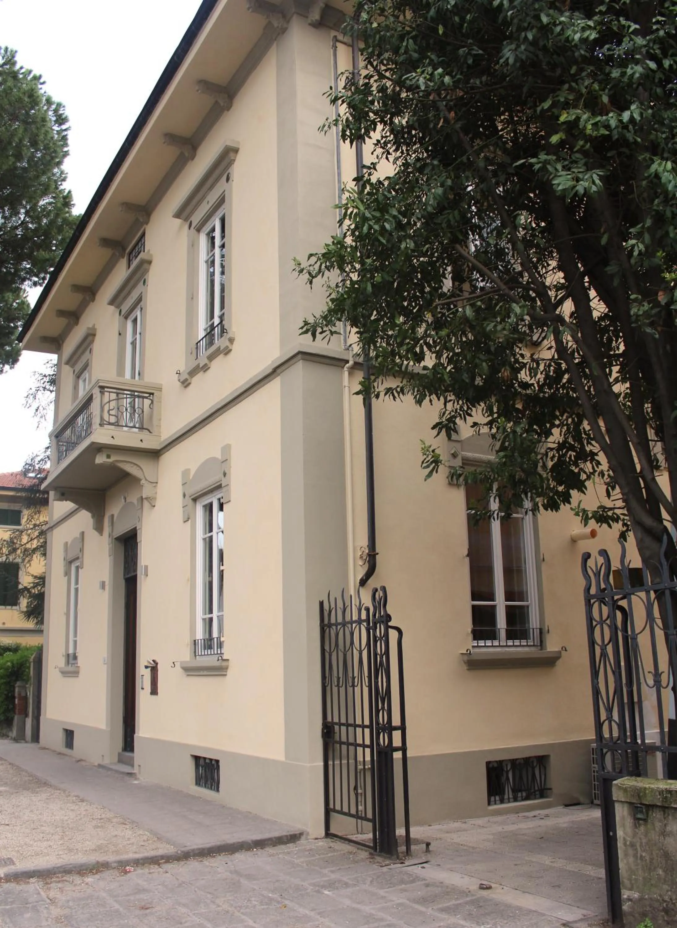 Property building in Lucca in Villa Lucrezia