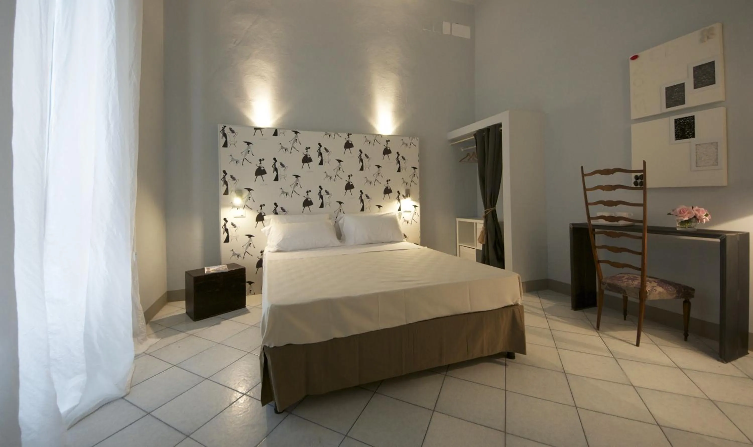 Photo of the whole room, Bed in Lucca in Villa Lucrezia