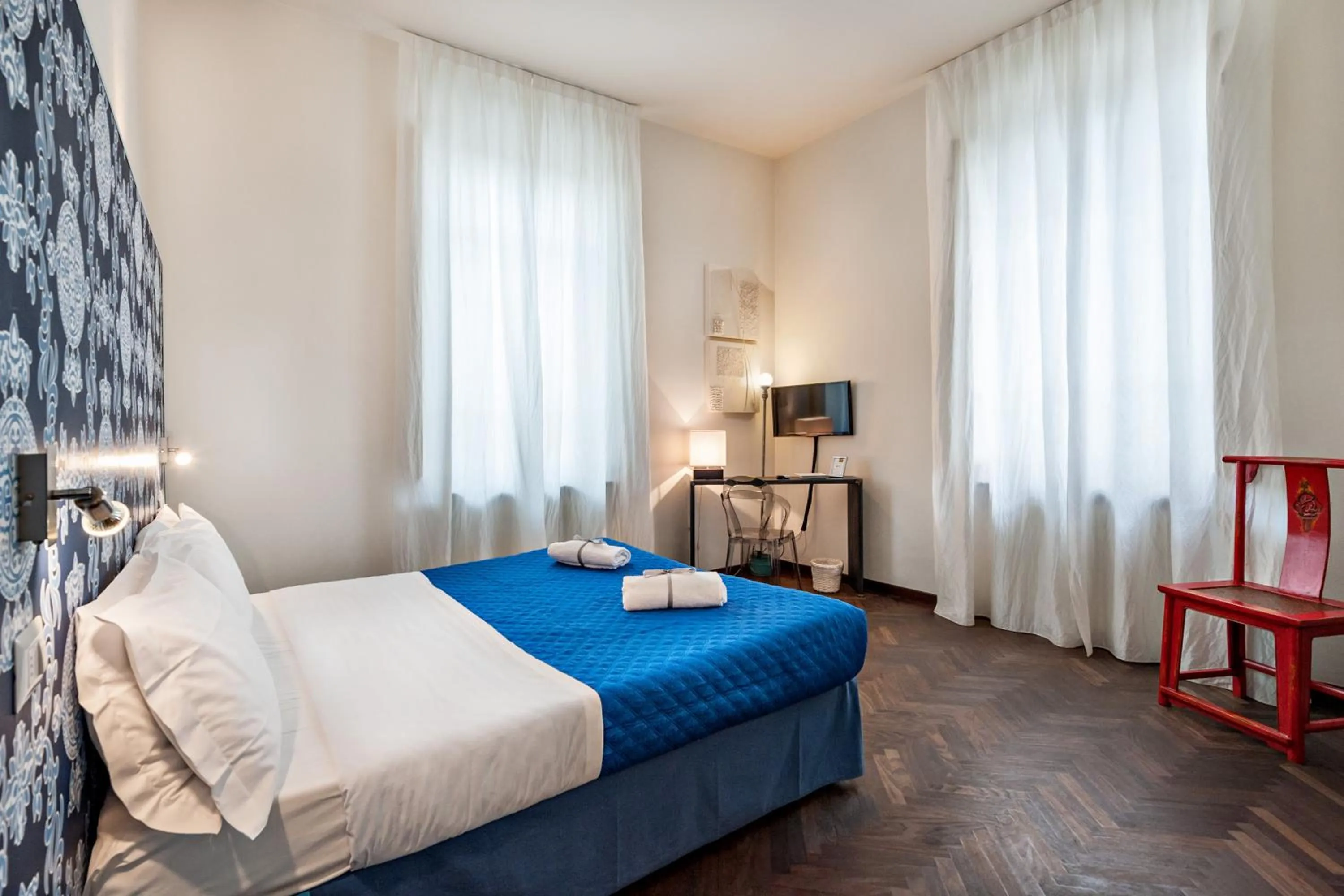 Photo of the whole room, Bed in Lucca in Villa Lucrezia