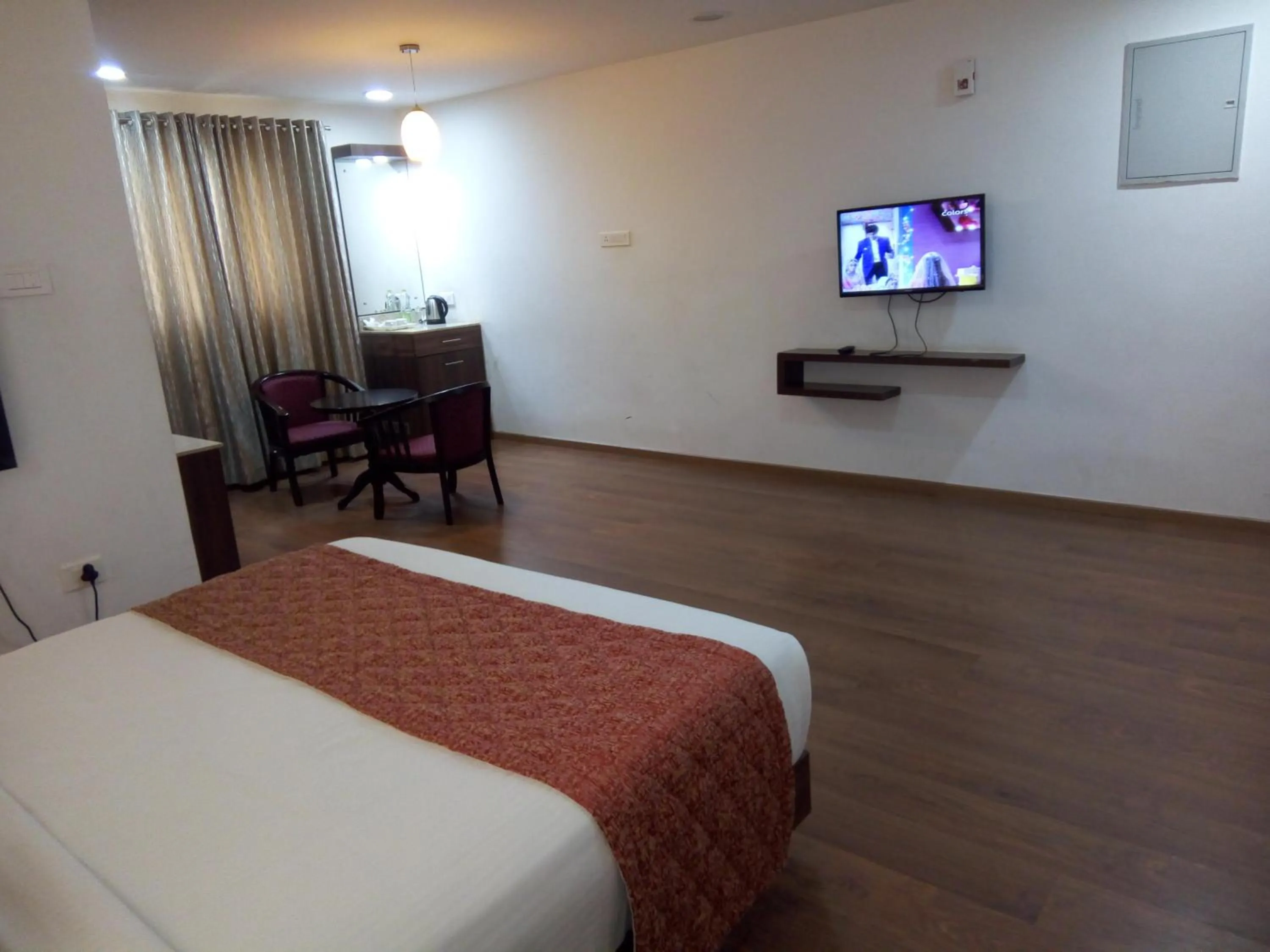 Photo of the whole room, Bed in R T Hill View