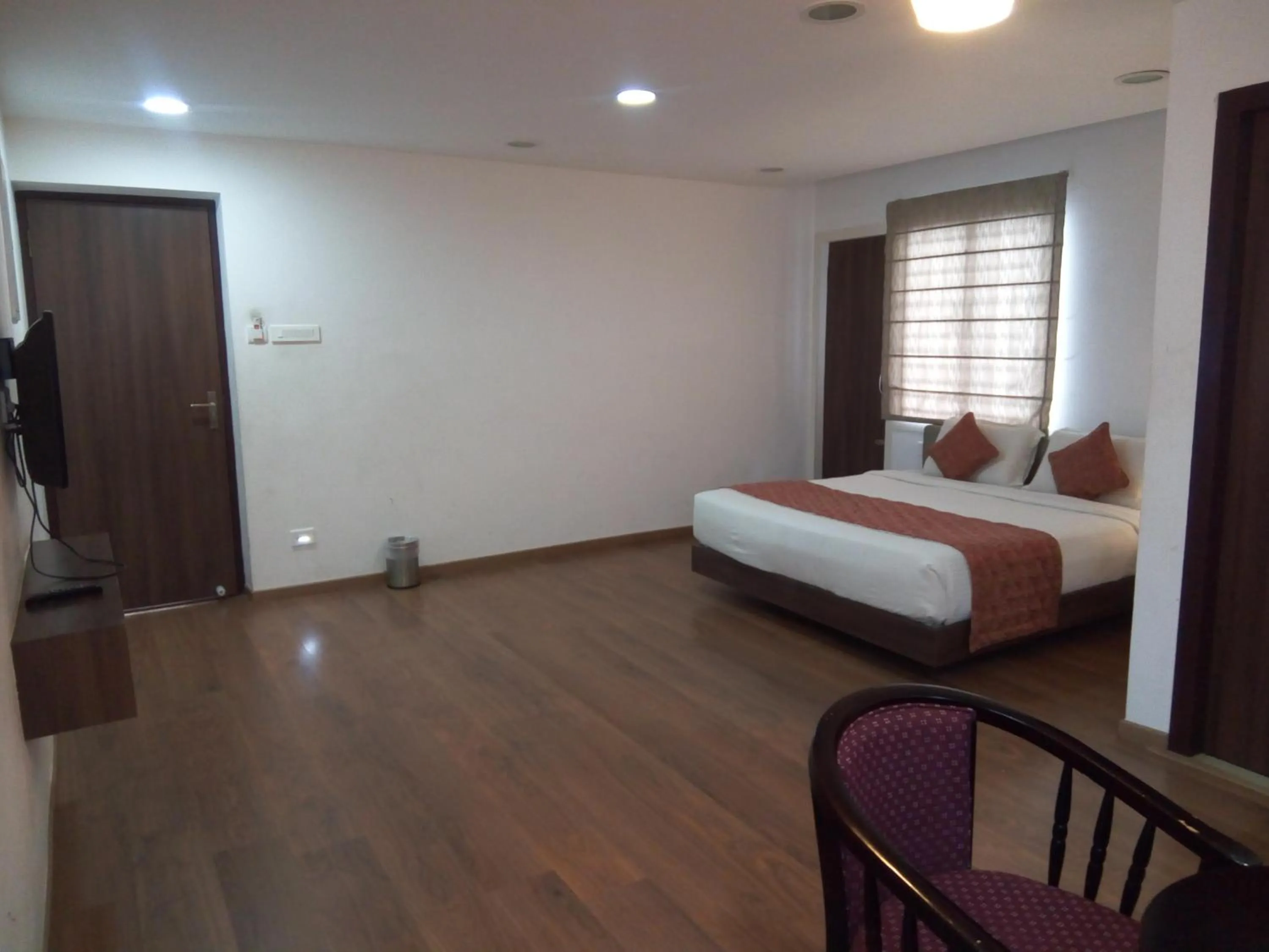 Photo of the whole room, Bed in R T Hill View