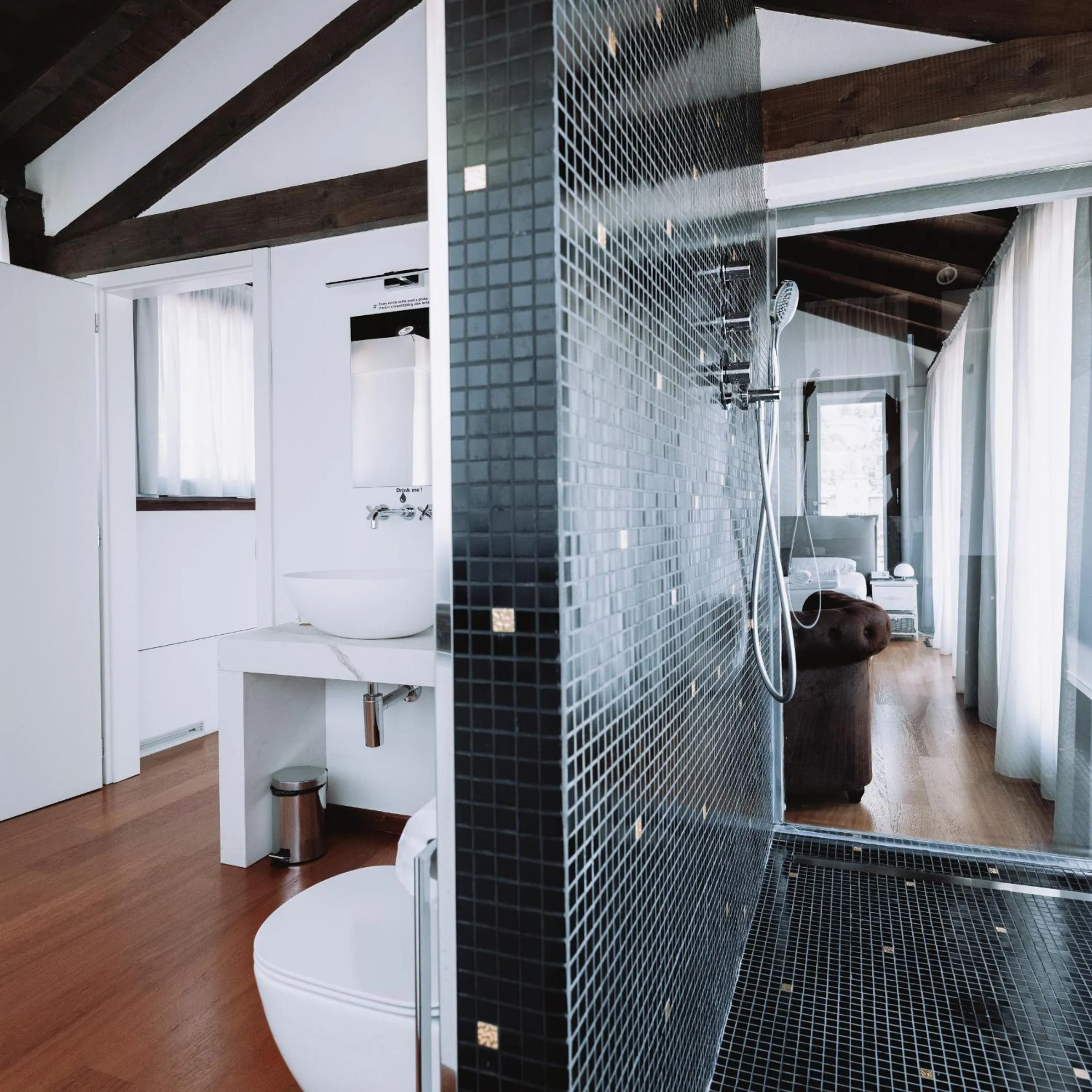 Shower in Hi Room vicolo del vò