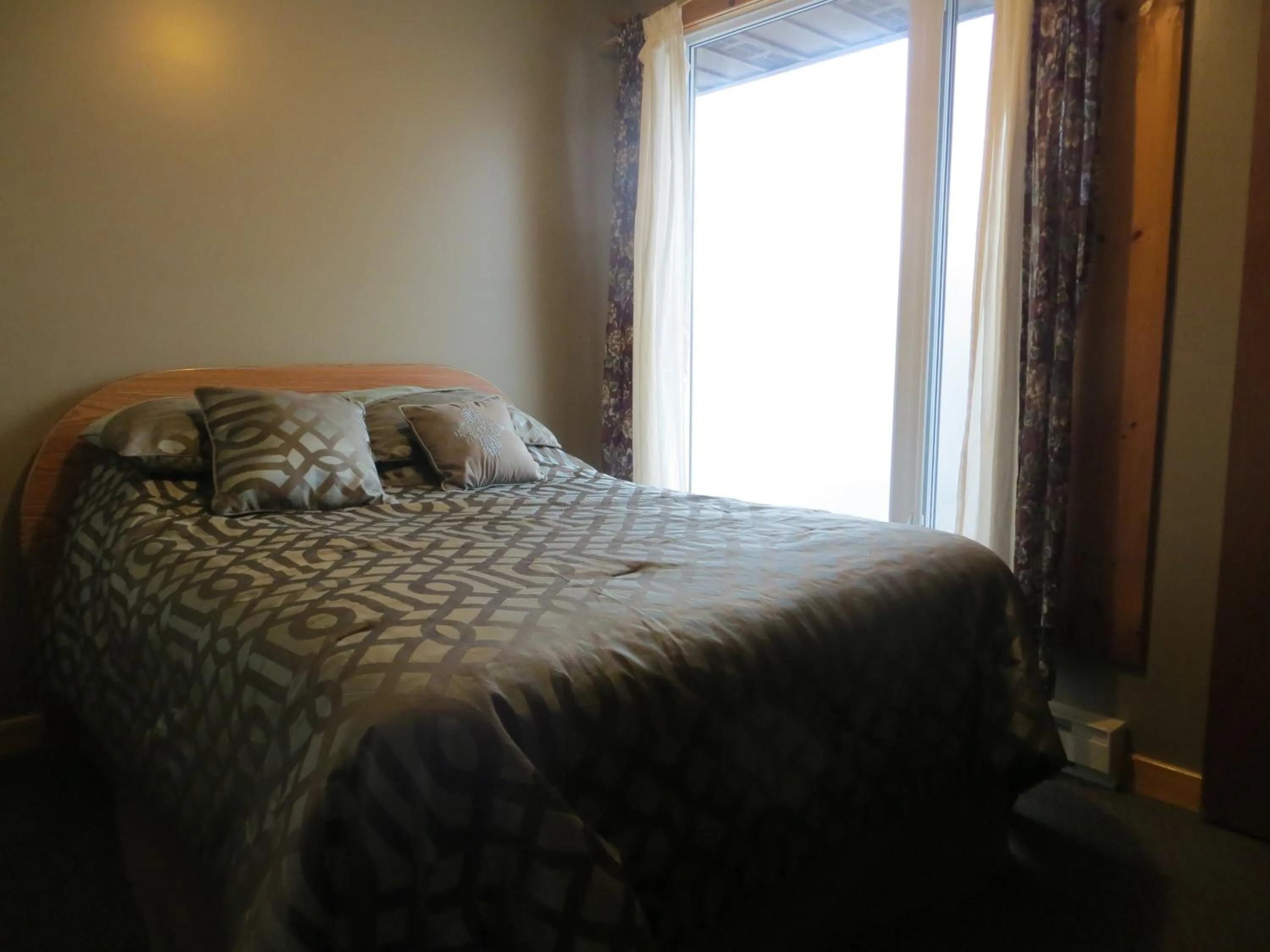 Bedroom, Bed in Sauble River Marina and Lodge Resort