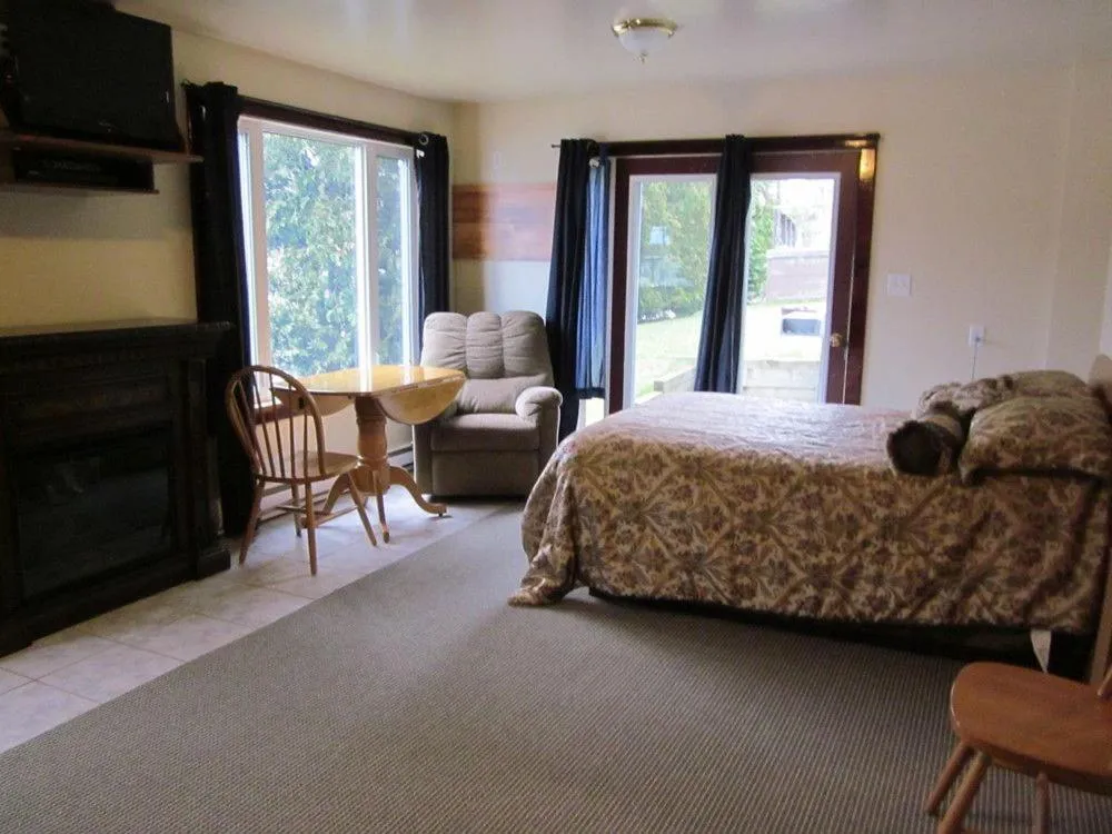 Bedroom, Bed in Sauble River Marina and Lodge Resort
