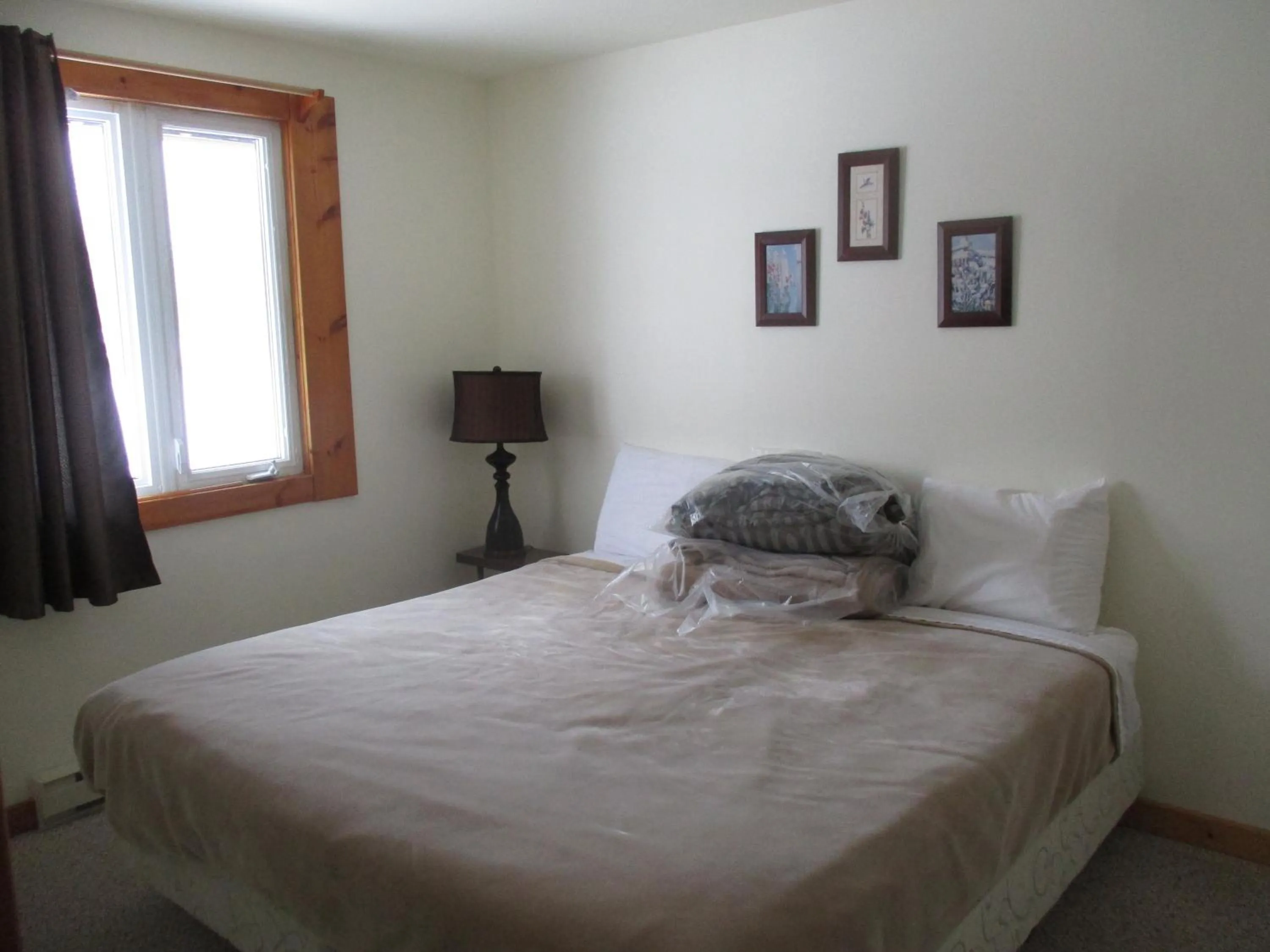 Bedroom, Bed in Sauble River Marina and Lodge Resort
