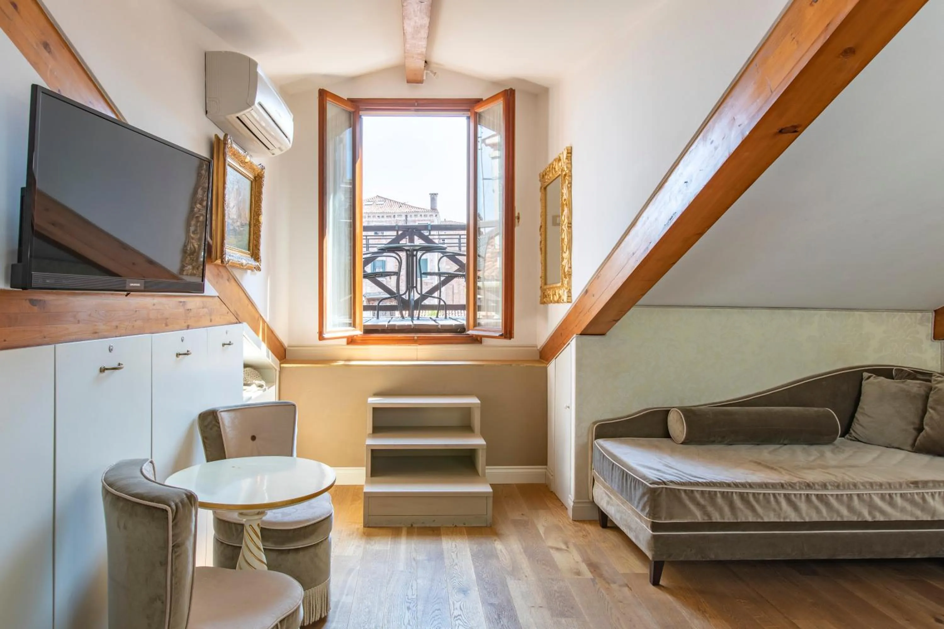 Property building, Bed in B&B Patatina