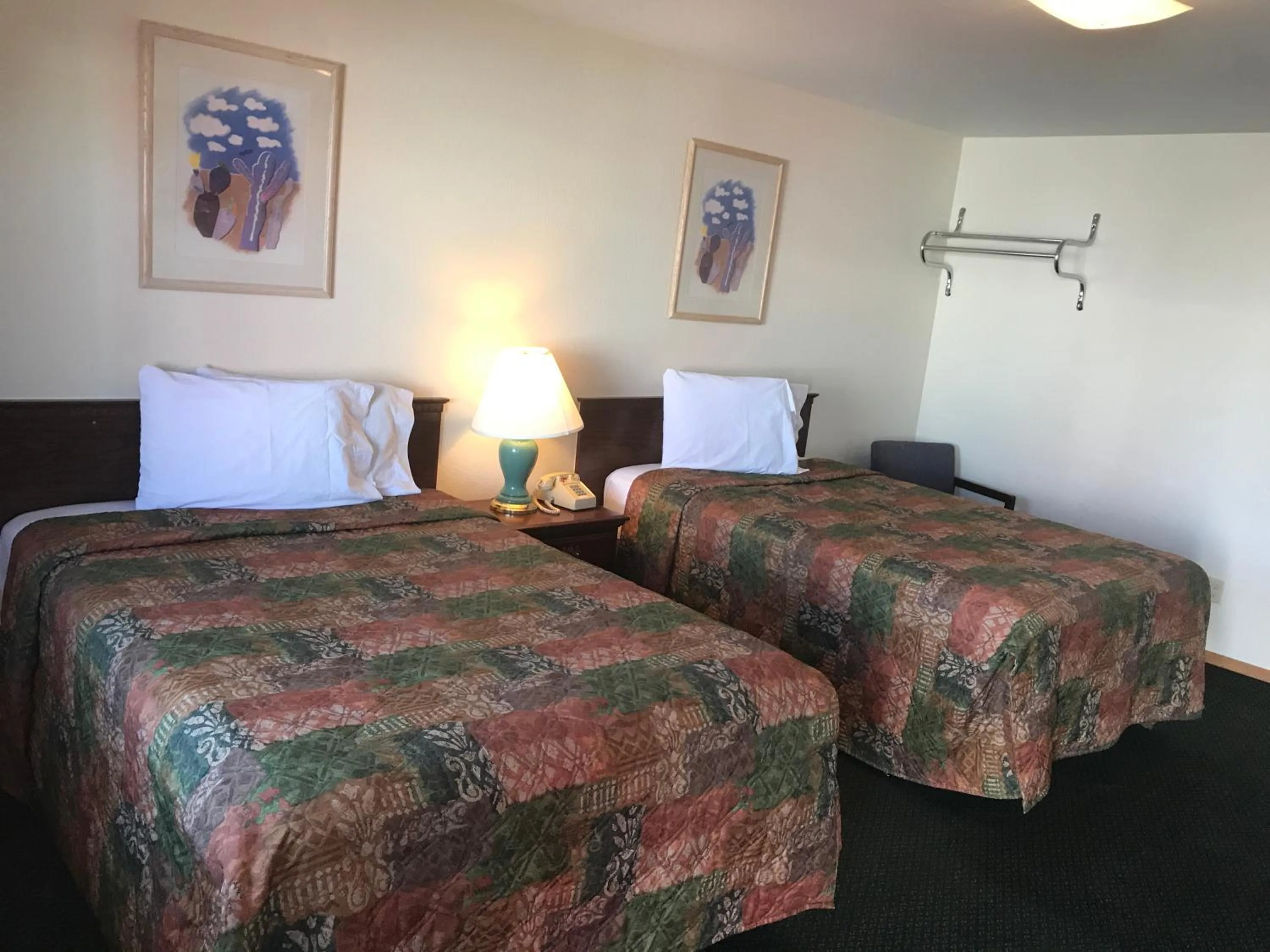 Bed in Western Holiday Motel