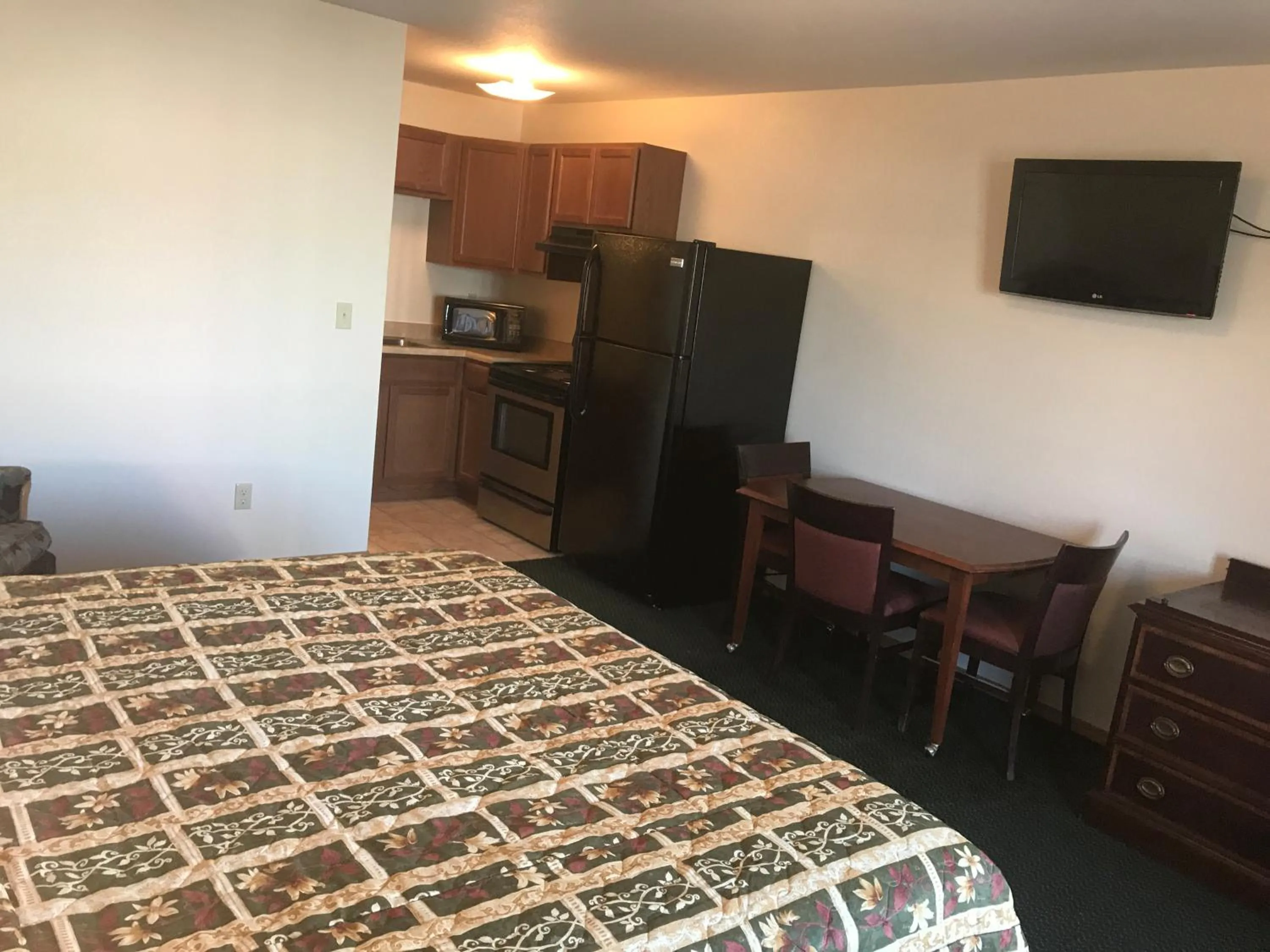 Bed in Western Holiday Motel