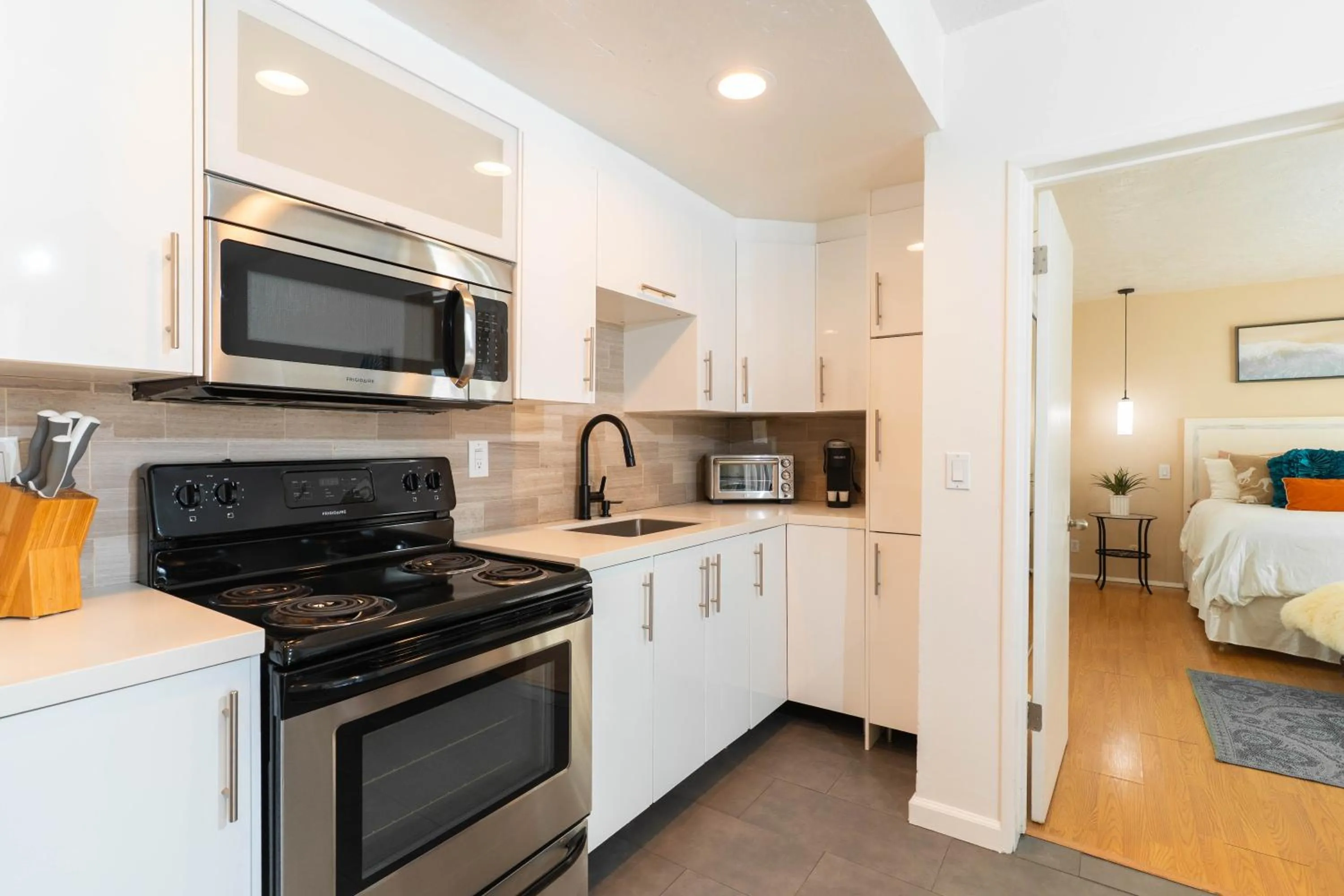 Kitchen or kitchenette, Bed in Beachwalk Villas