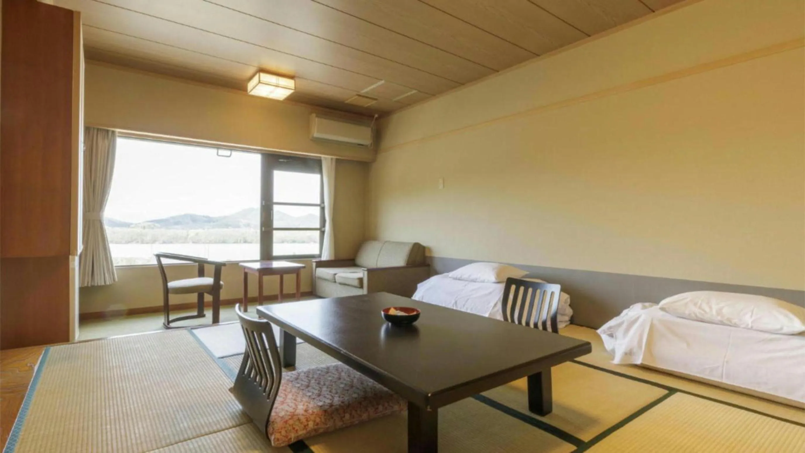 Photo of the whole room, Bed in Aishinkan