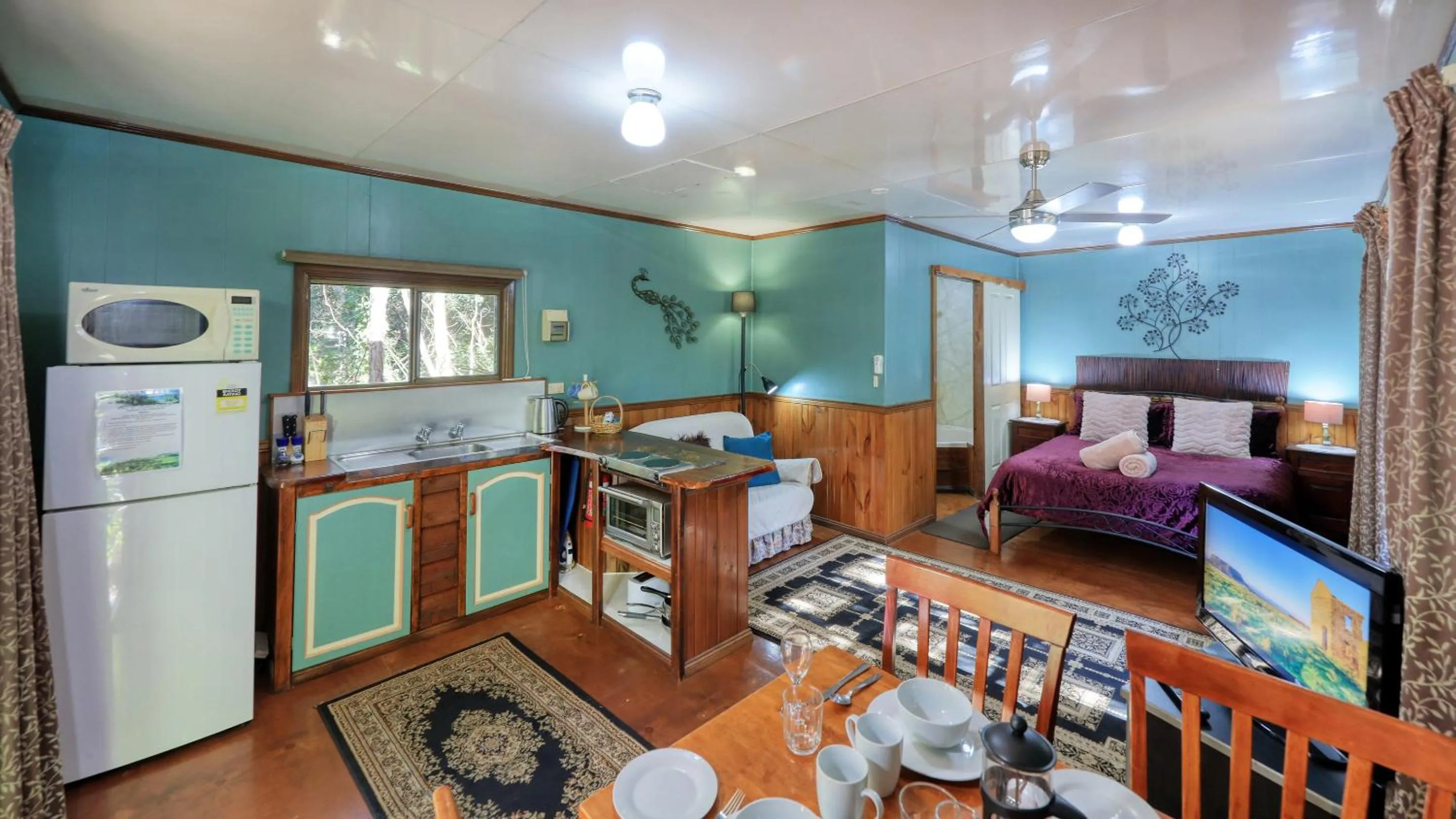 Kitchen or kitchenette, Bed in Crayfish Creek Van & Cabin Park