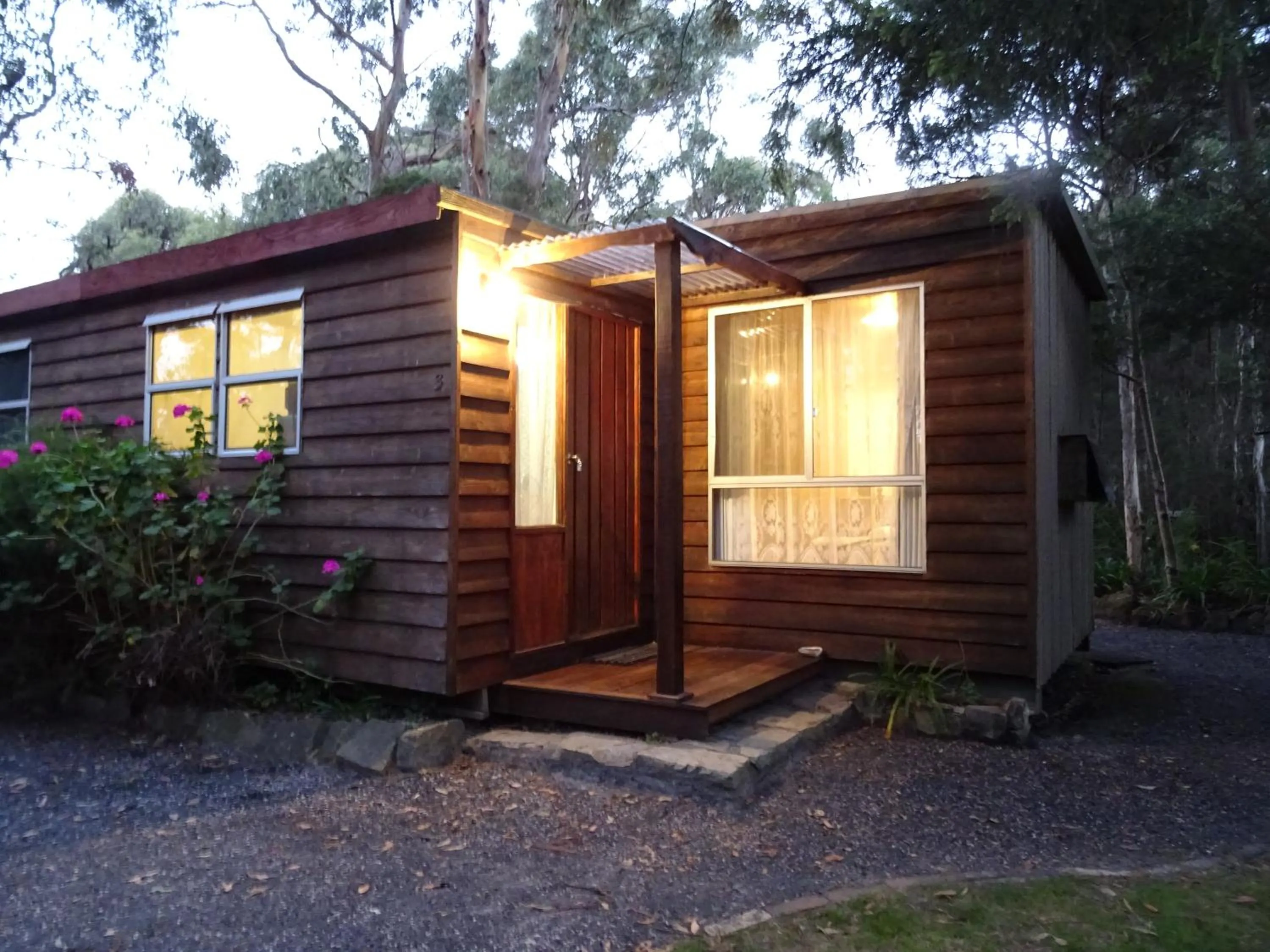 Facade/entrance in Crayfish Creek Van & Cabin Park