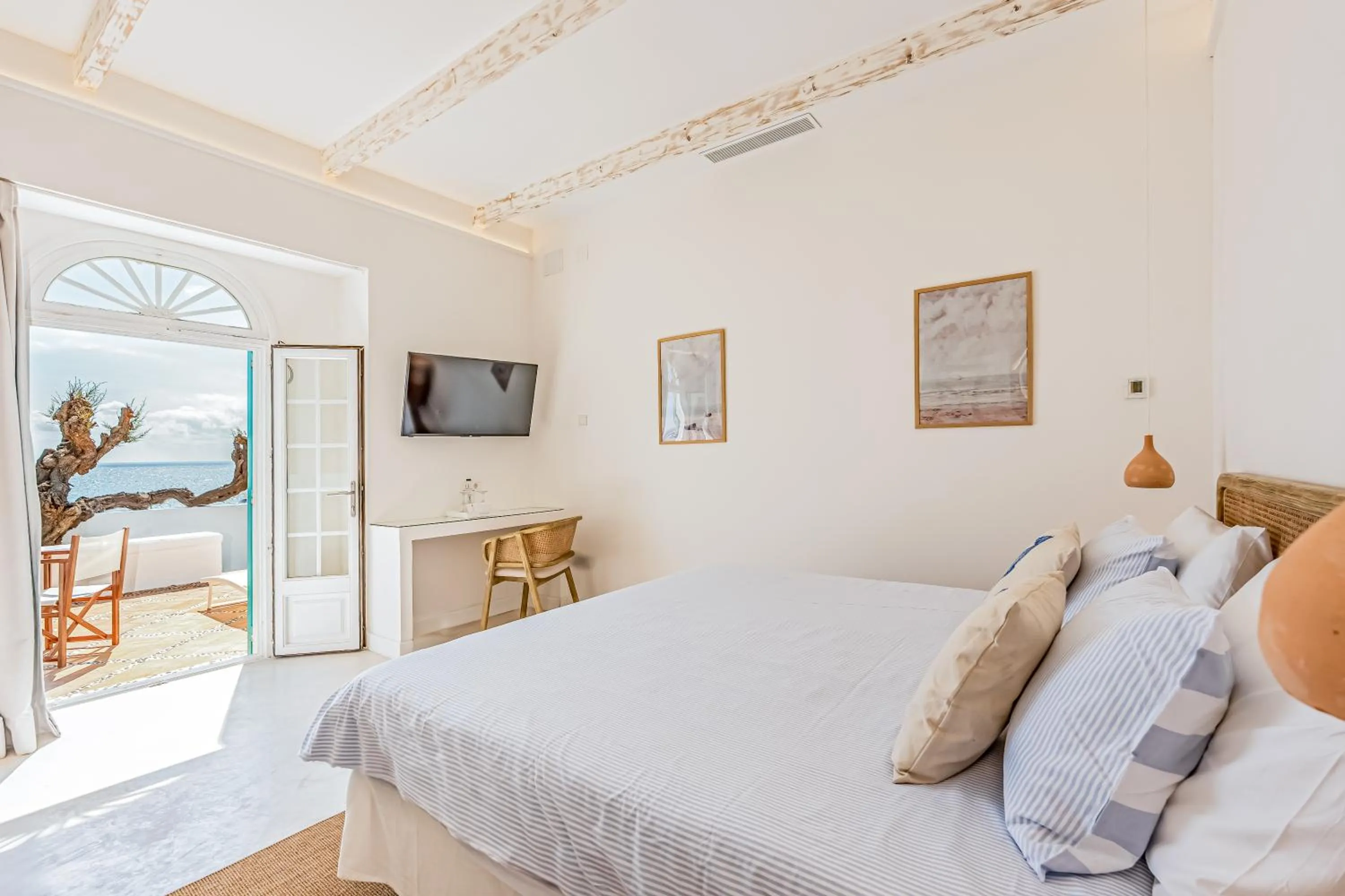 Photo of the whole room, Bed in The Sea Club