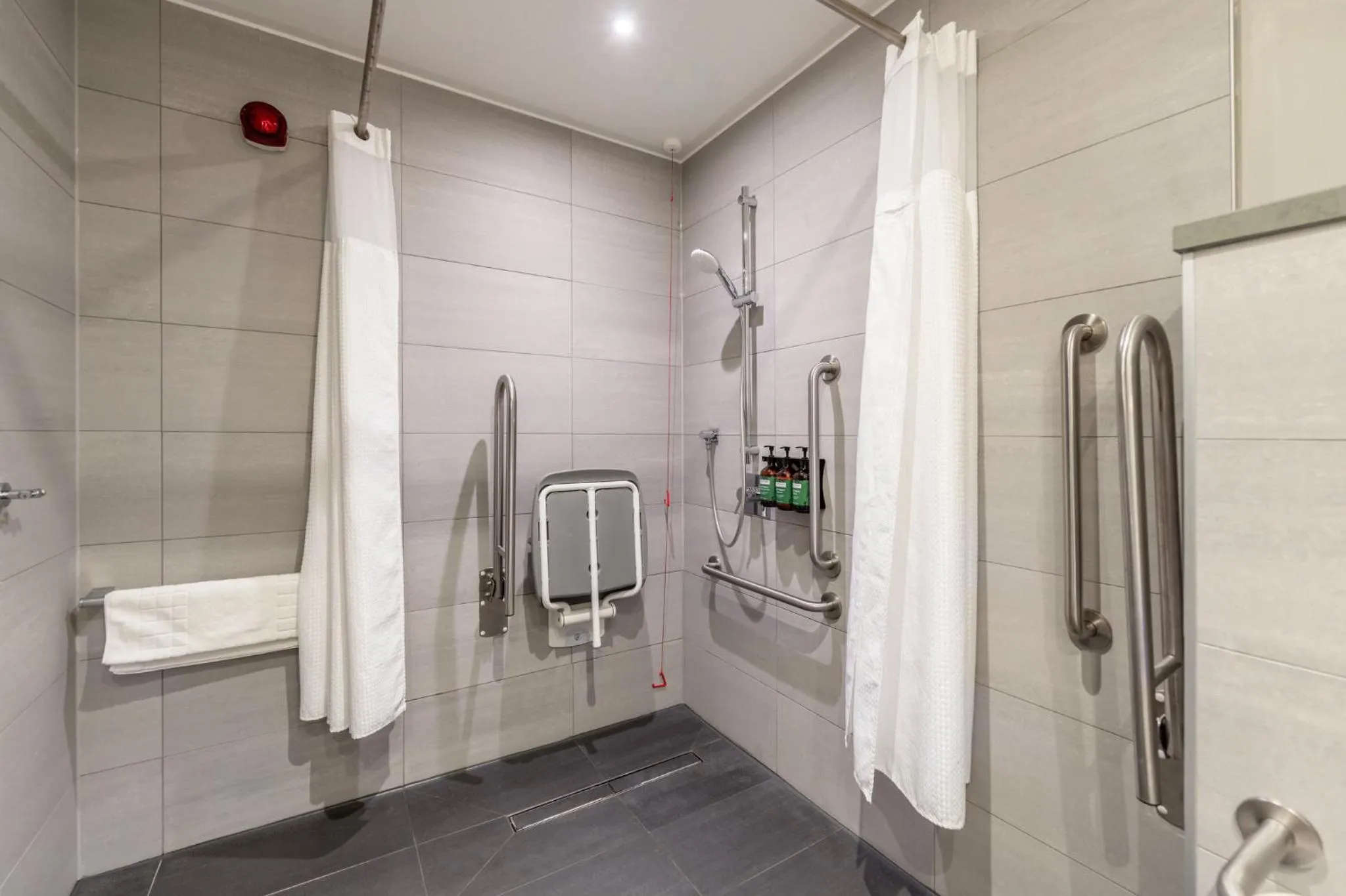 Photo of the whole room in Crowne Plaza Aberdeen Airport by IHG