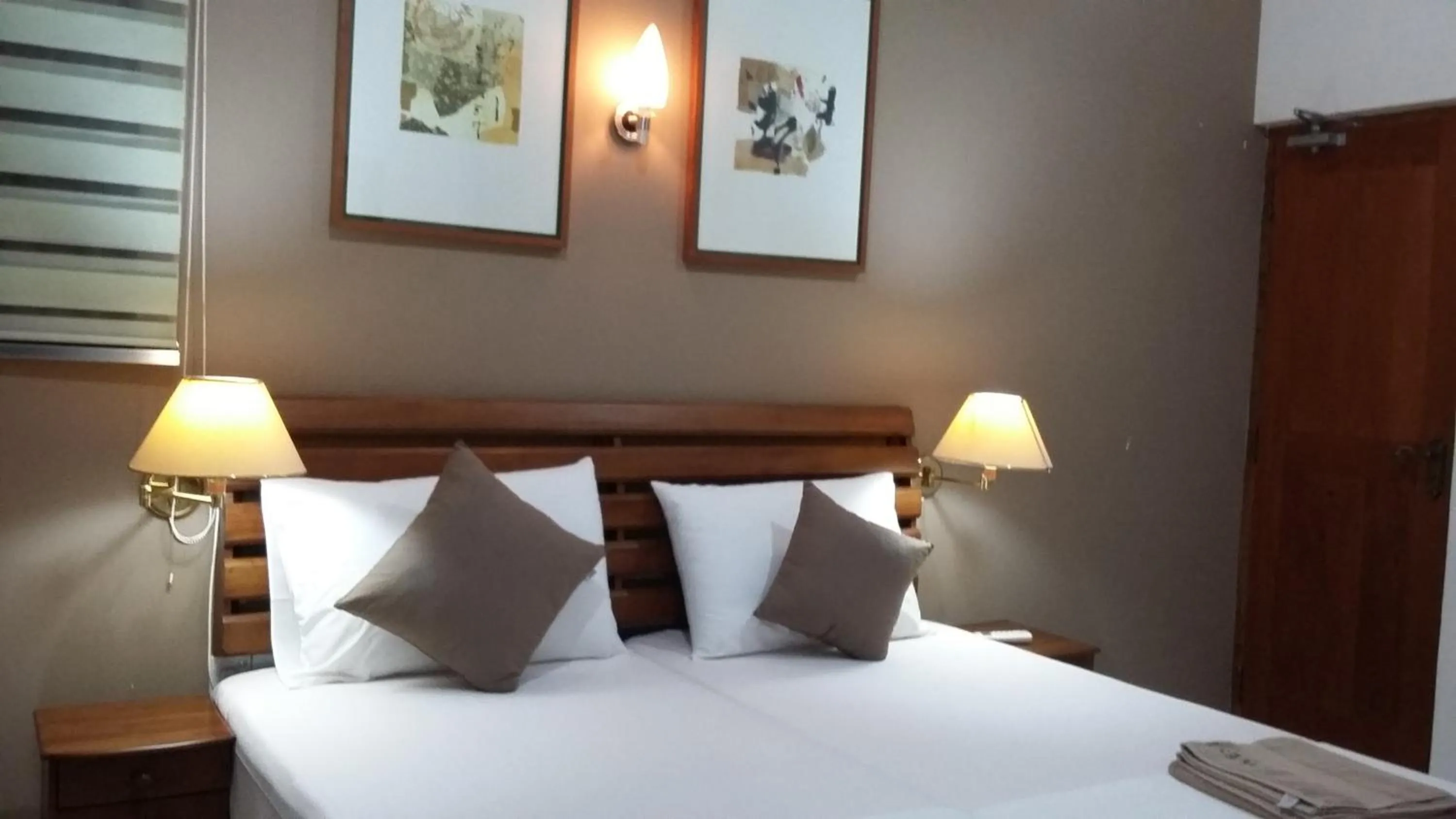 Photo of the whole room in West Dene