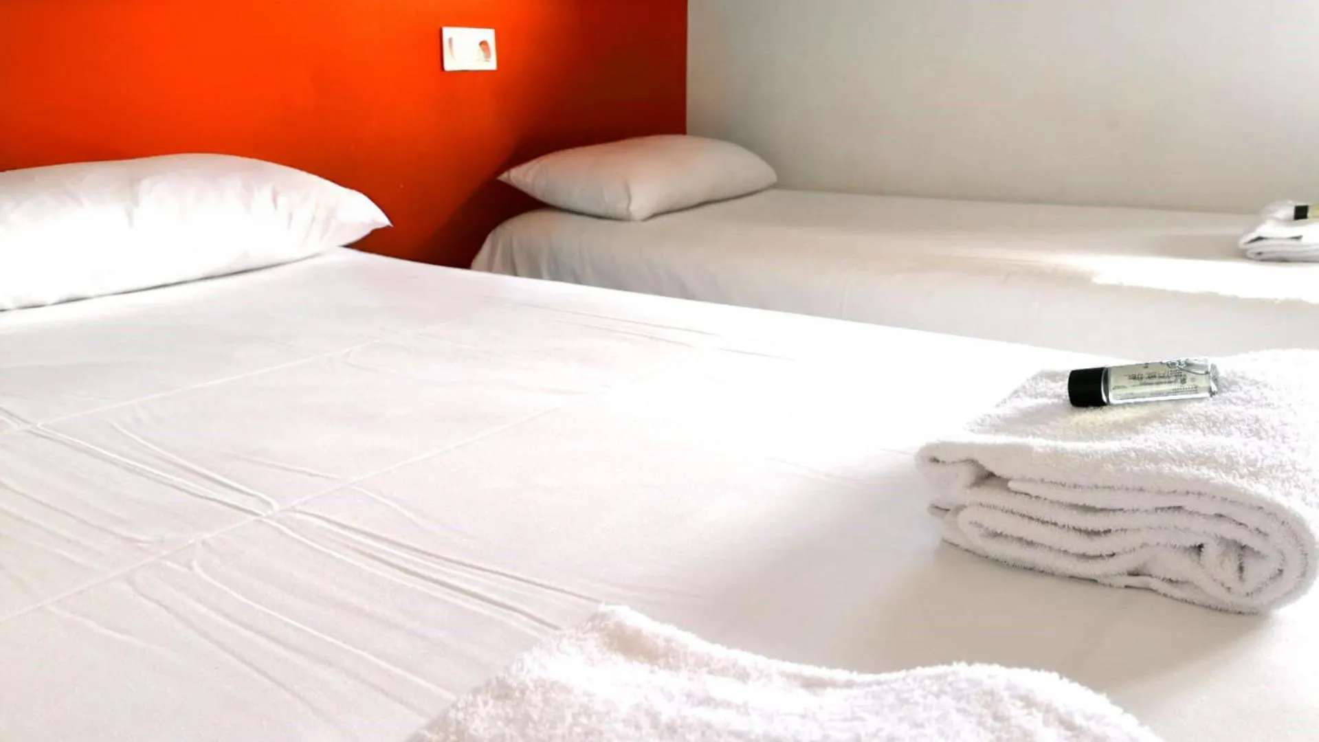 Bed in Eklo Hotels Le Mans