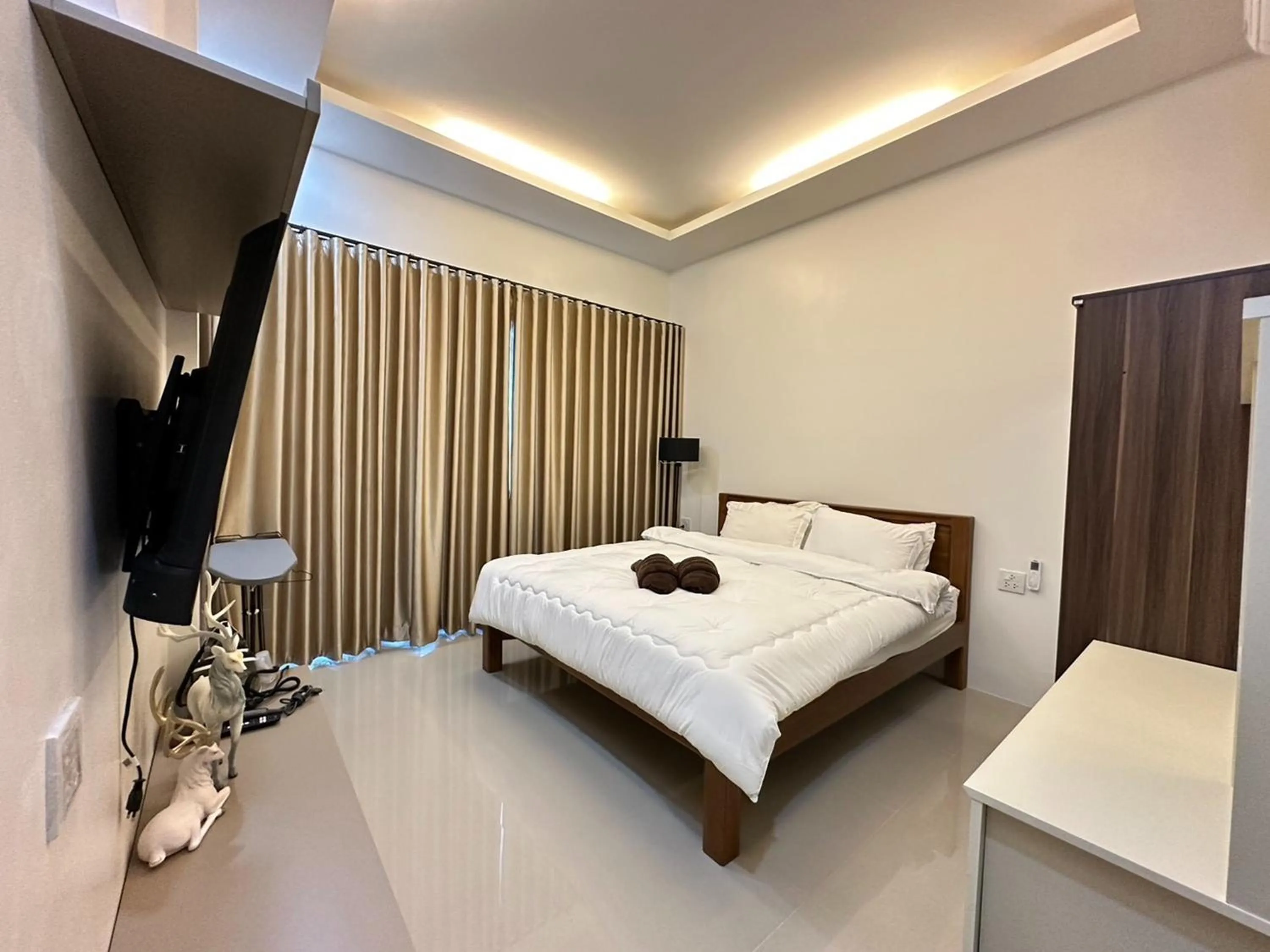 Bed in Golden Palm Resort