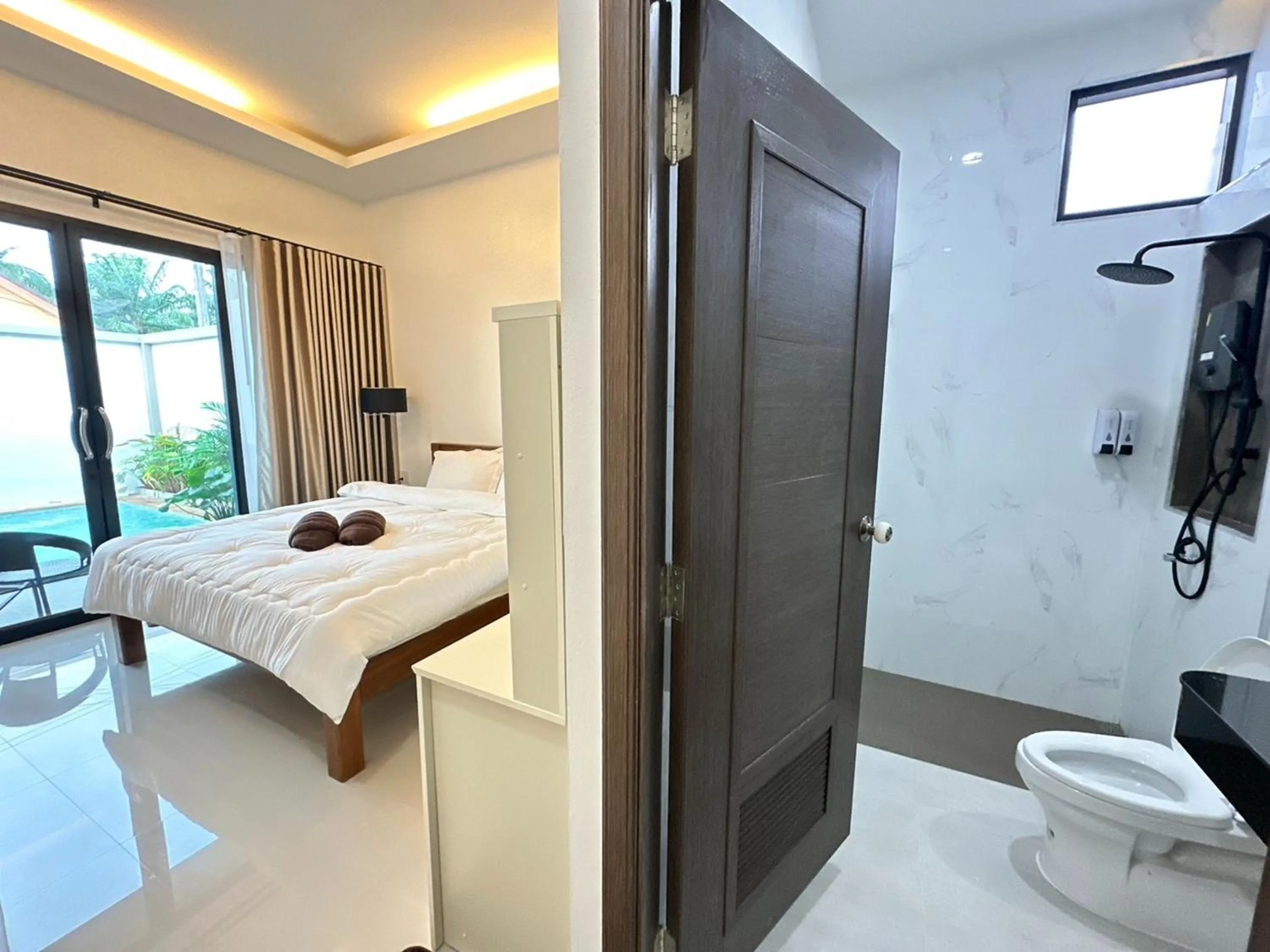 Bed in Golden Palm Resort