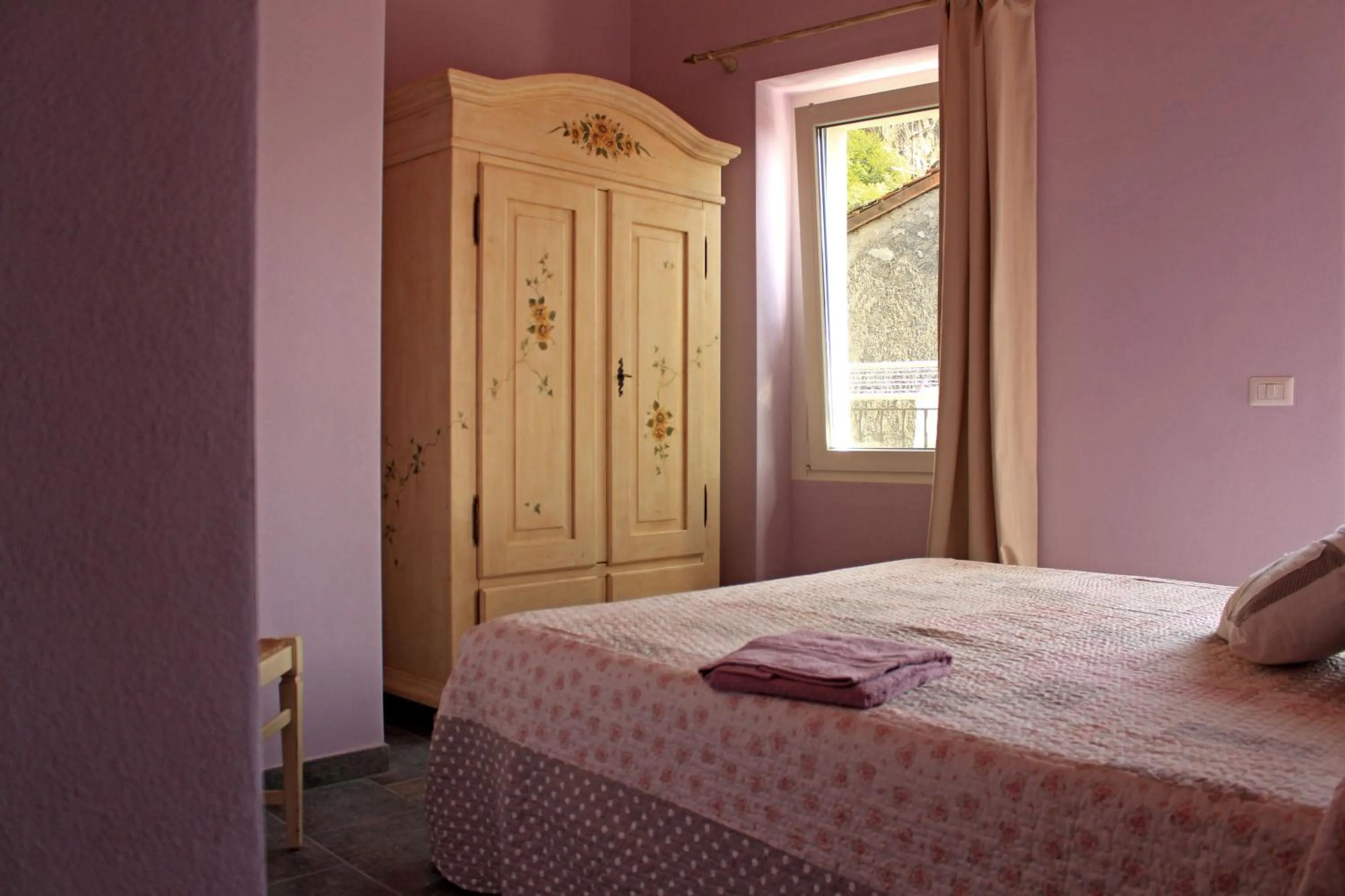 Photo of the whole room, Bed in La Casa Sul Sasso