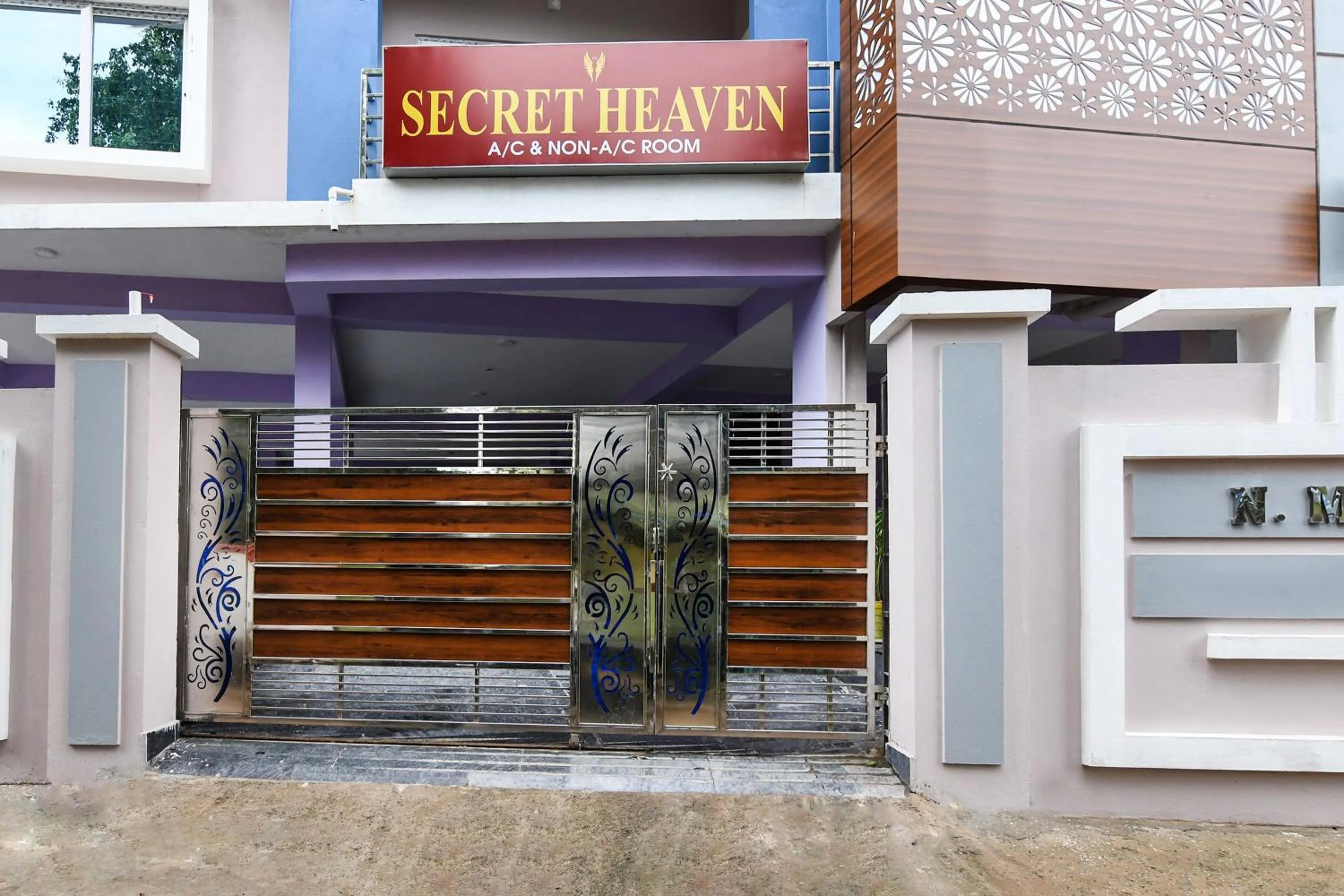 Facade/entrance in Hotel O Secret Heaven