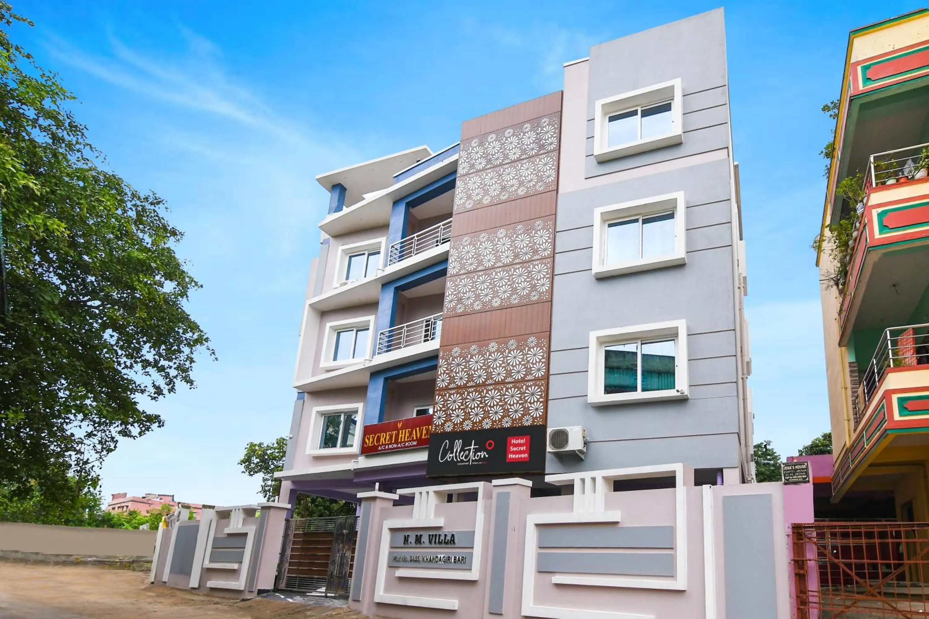 Facade/entrance in Hotel O Secret Heaven